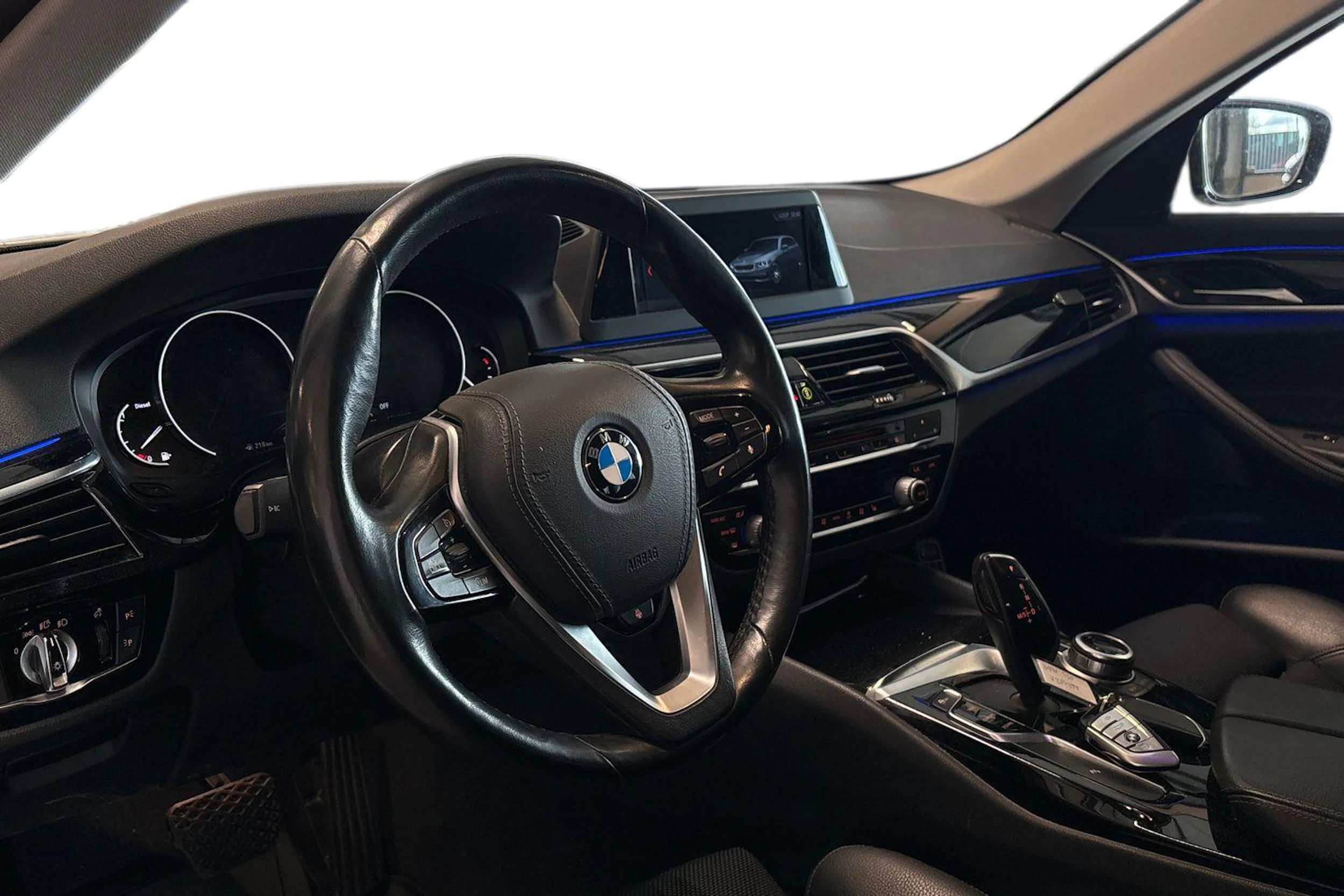 valkoinen BMW 520 2018 kuva 3.
