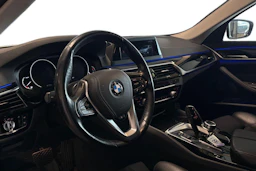 valkoinen BMW 520 2018 kuva 3.