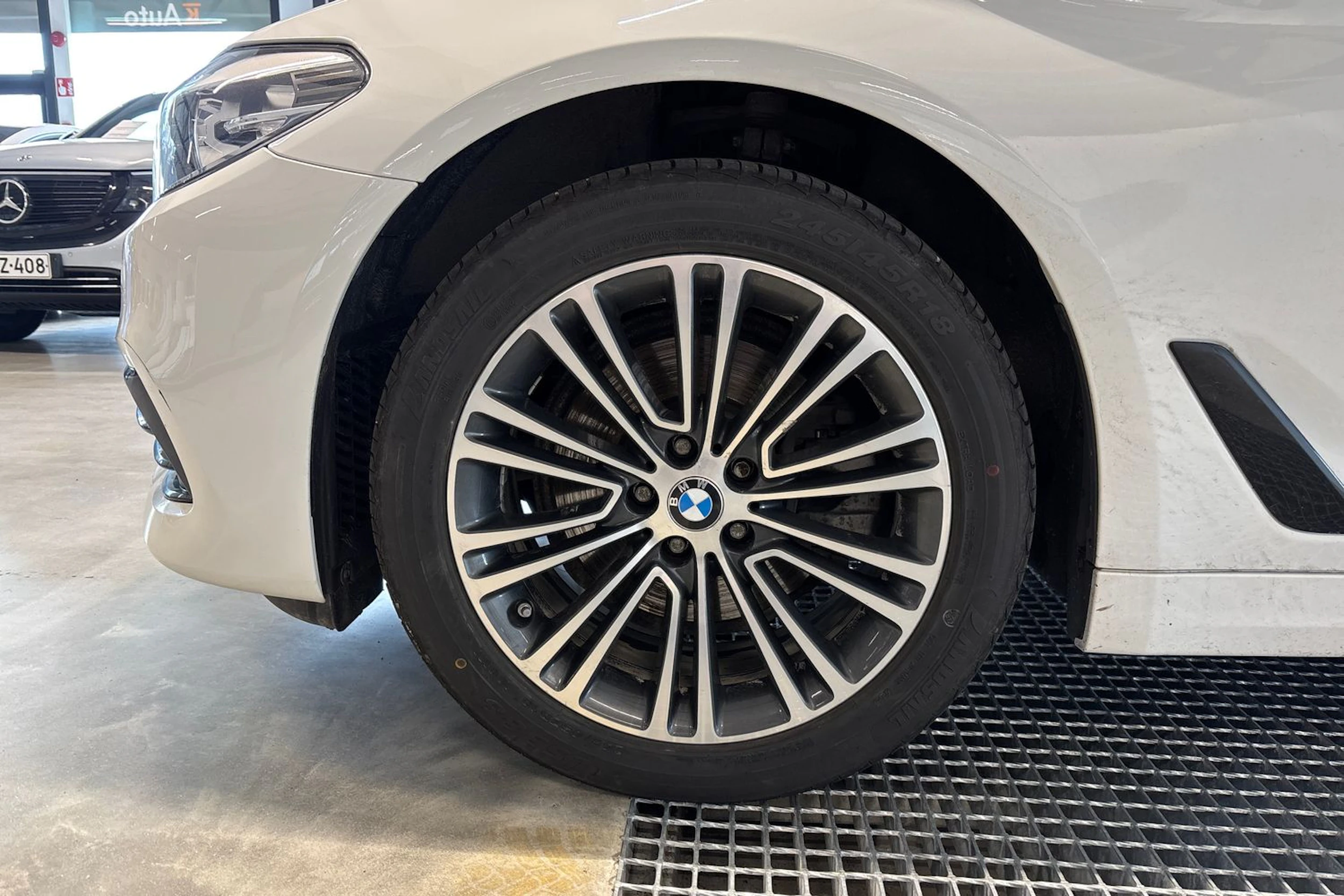 valkoinen BMW 520 2018 kuva 5.