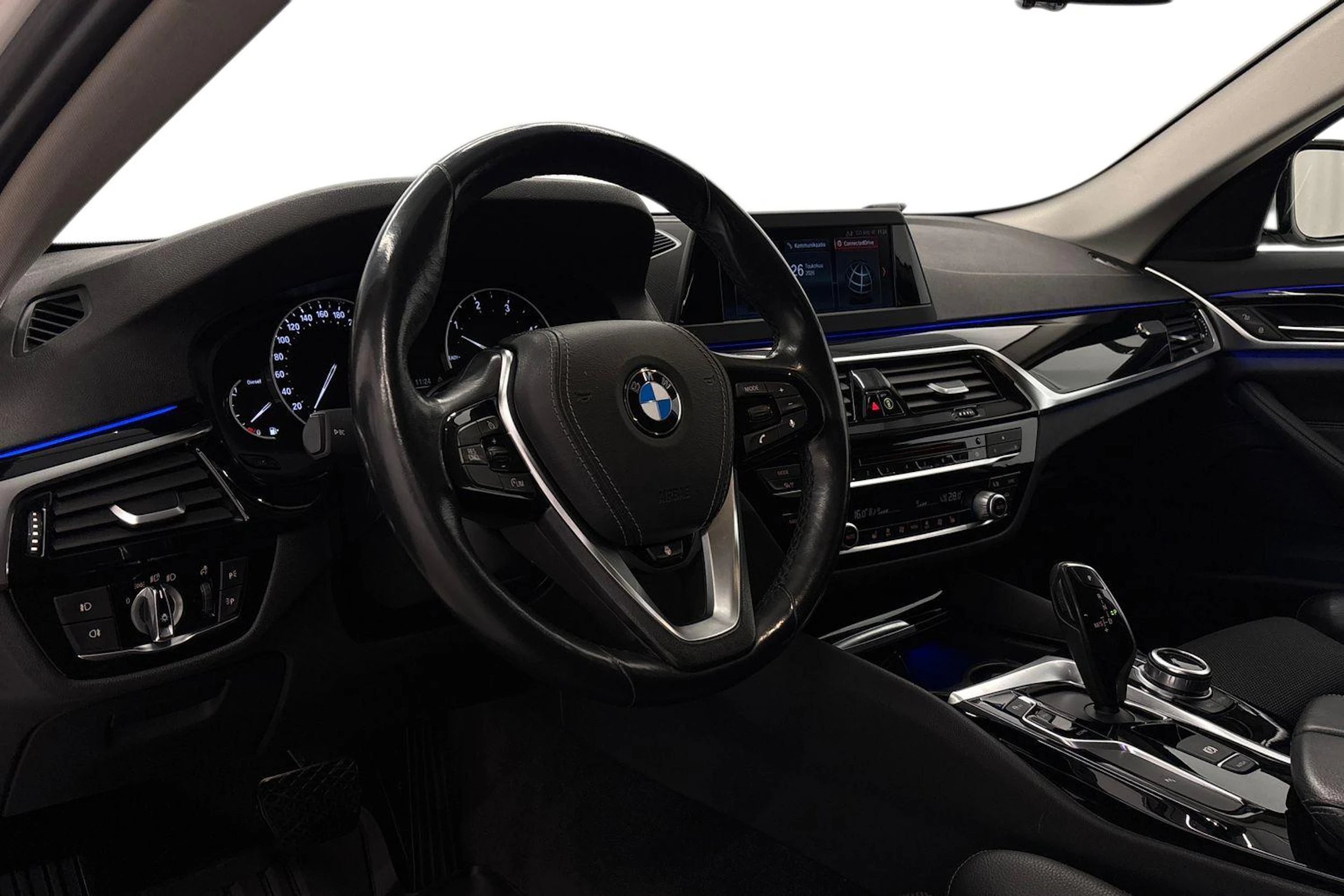 valkoinen BMW 520 2018 kuva 8.