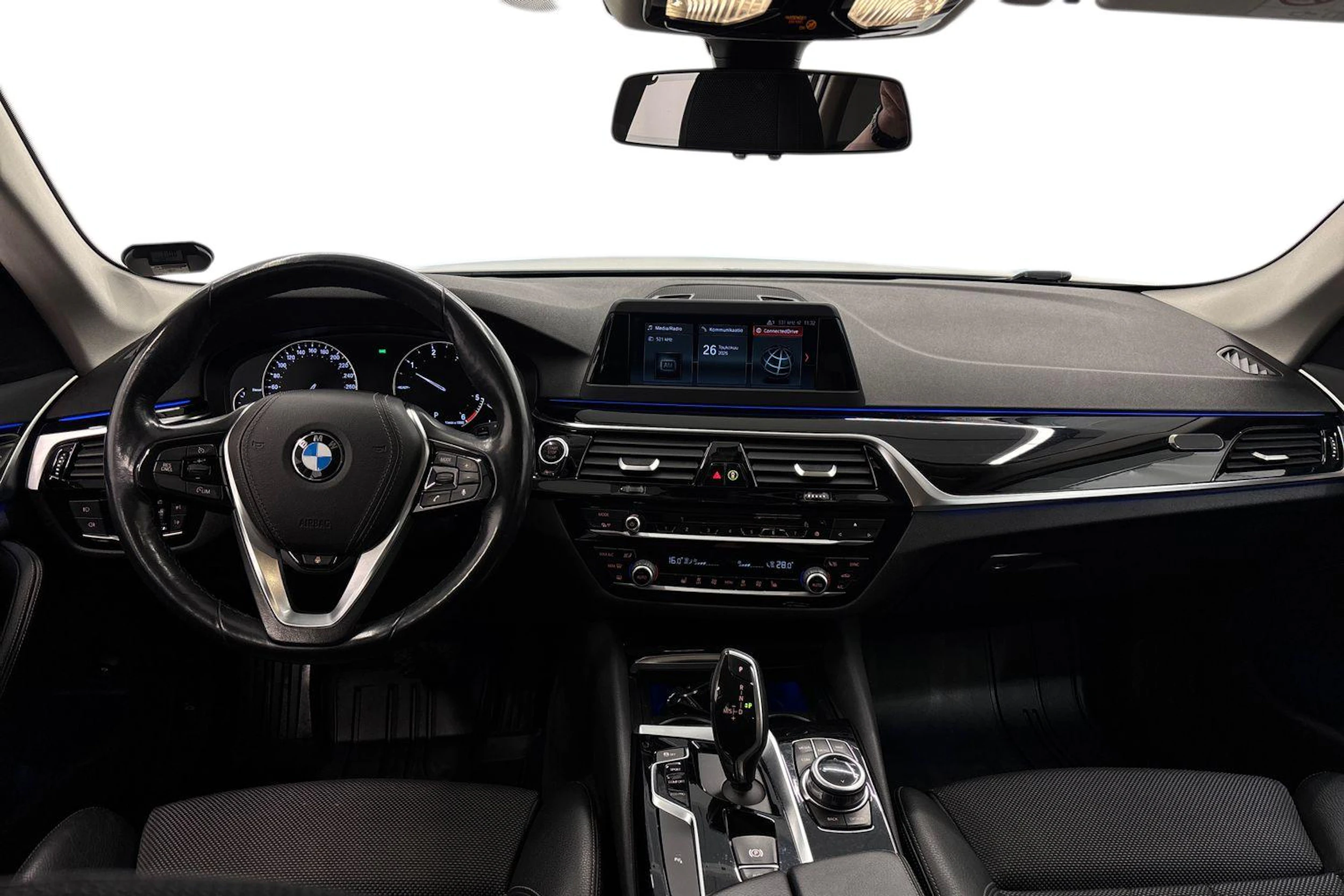valkoinen BMW 520 2018 kuva 9.