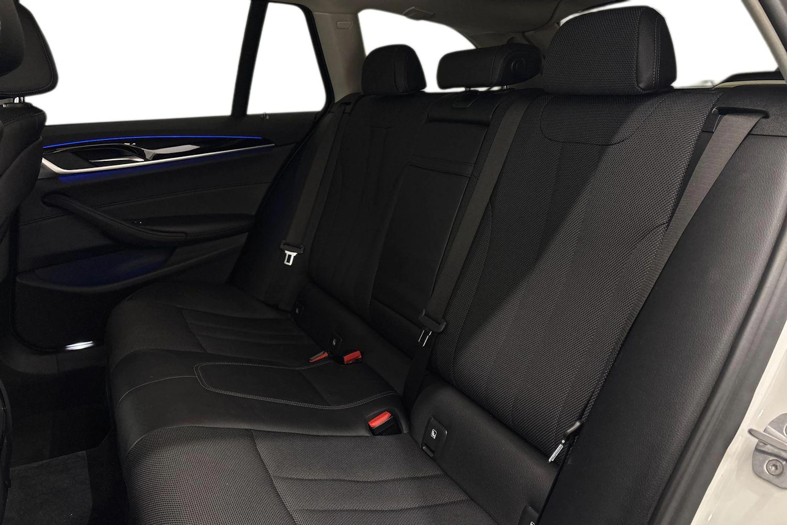valkoinen BMW 520 2018 kuva 11.