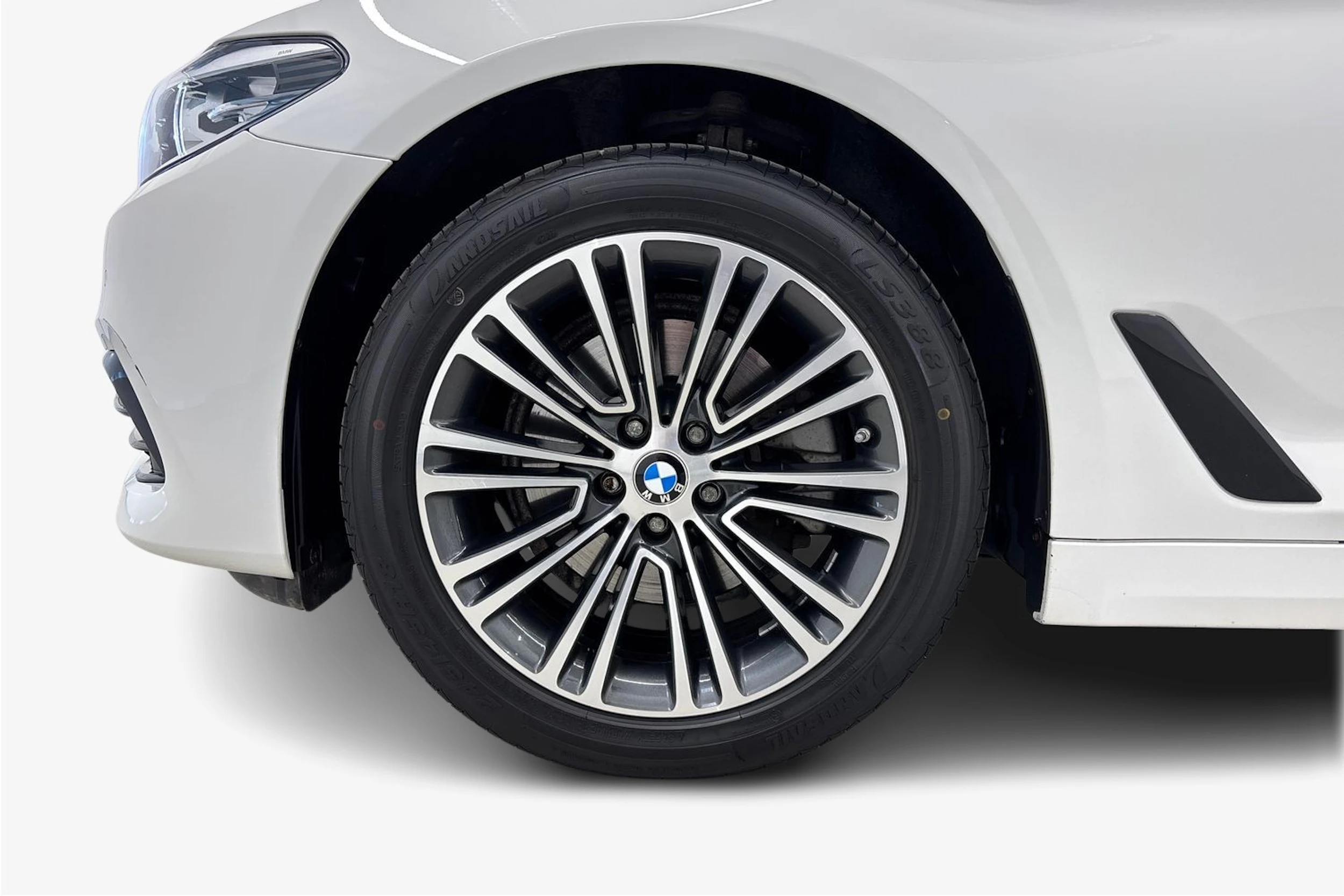 valkoinen BMW 520 2018 kuva 12.