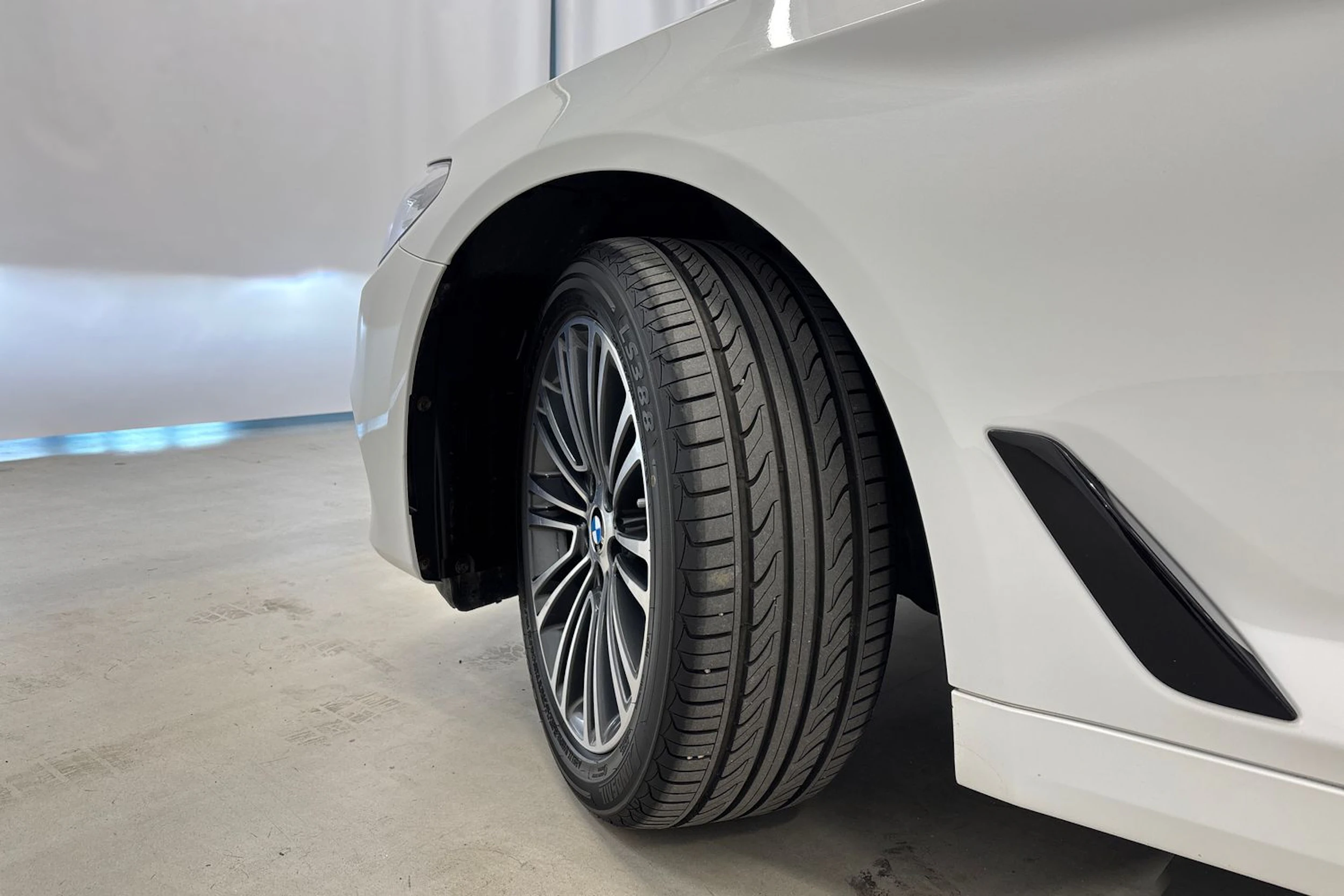 valkoinen BMW 520 2018 kuva 13.