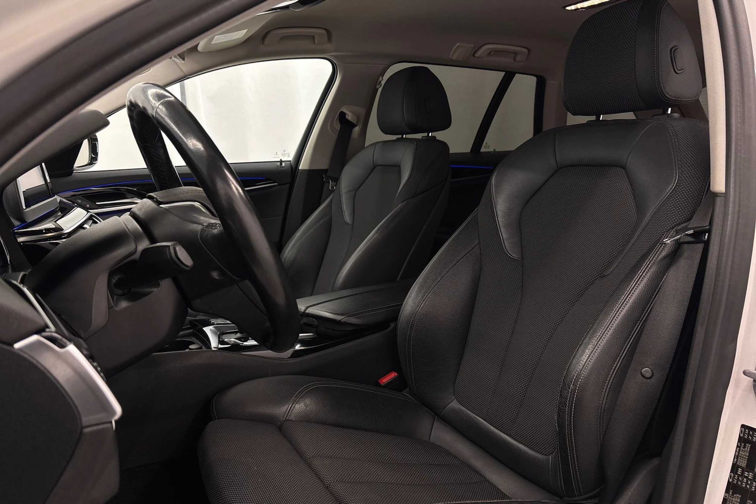 valkoinen BMW 520 2018 kuva 15.