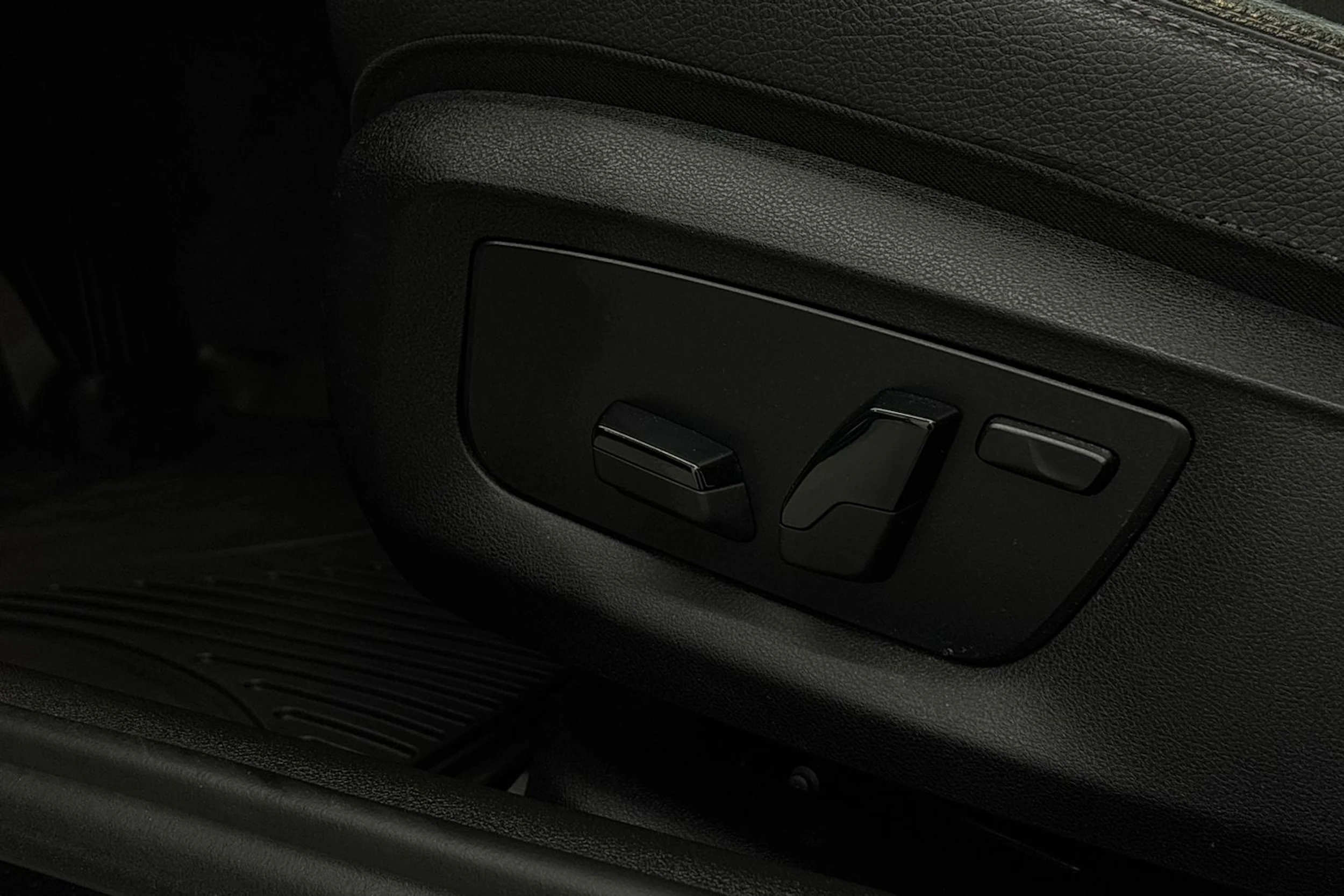 valkoinen BMW 520 2018 kuva 16.
