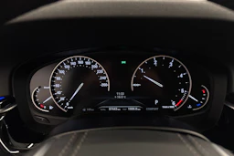 valkoinen BMW 520 2018 kuva 17.