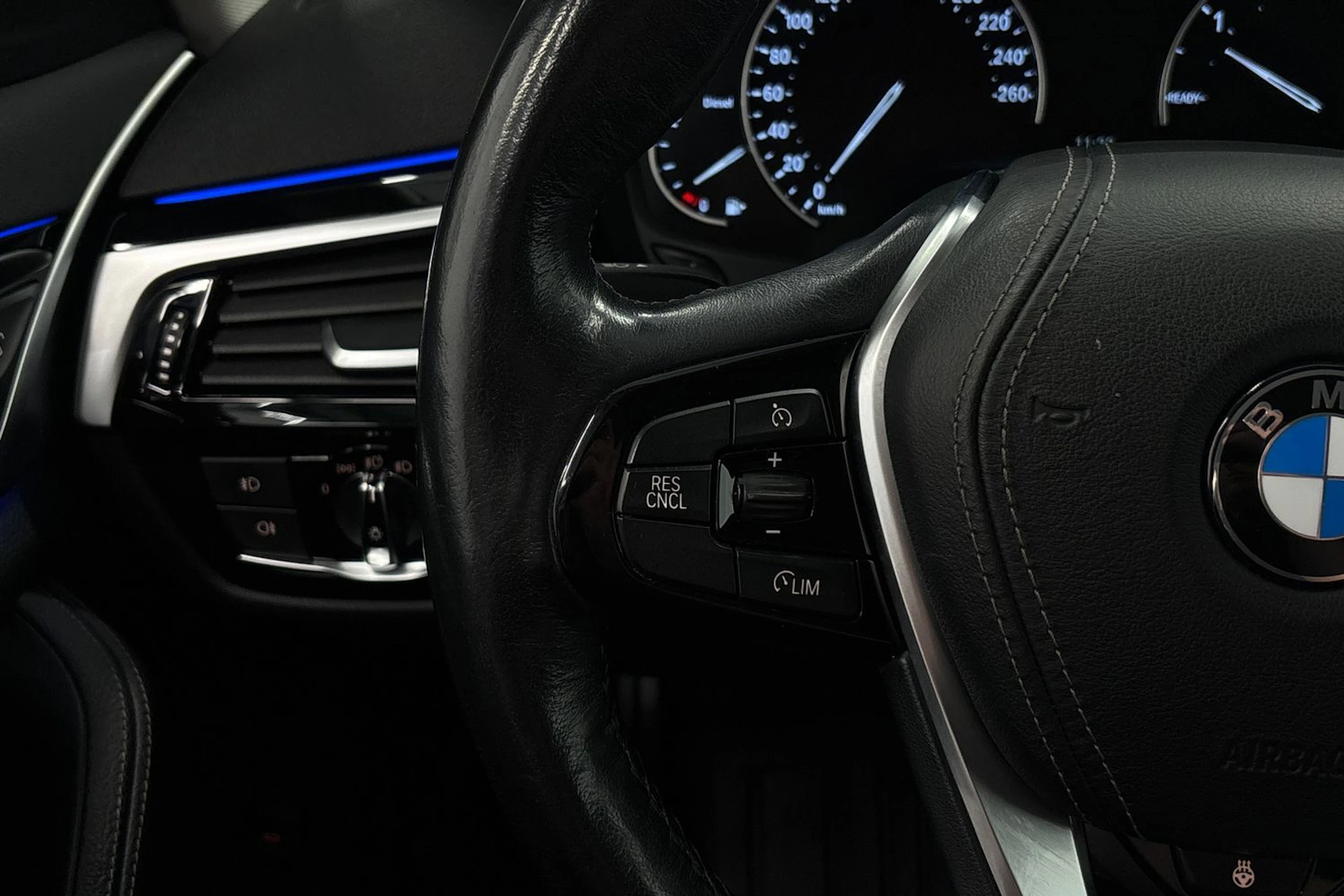 valkoinen BMW 520 2018 kuva 18.