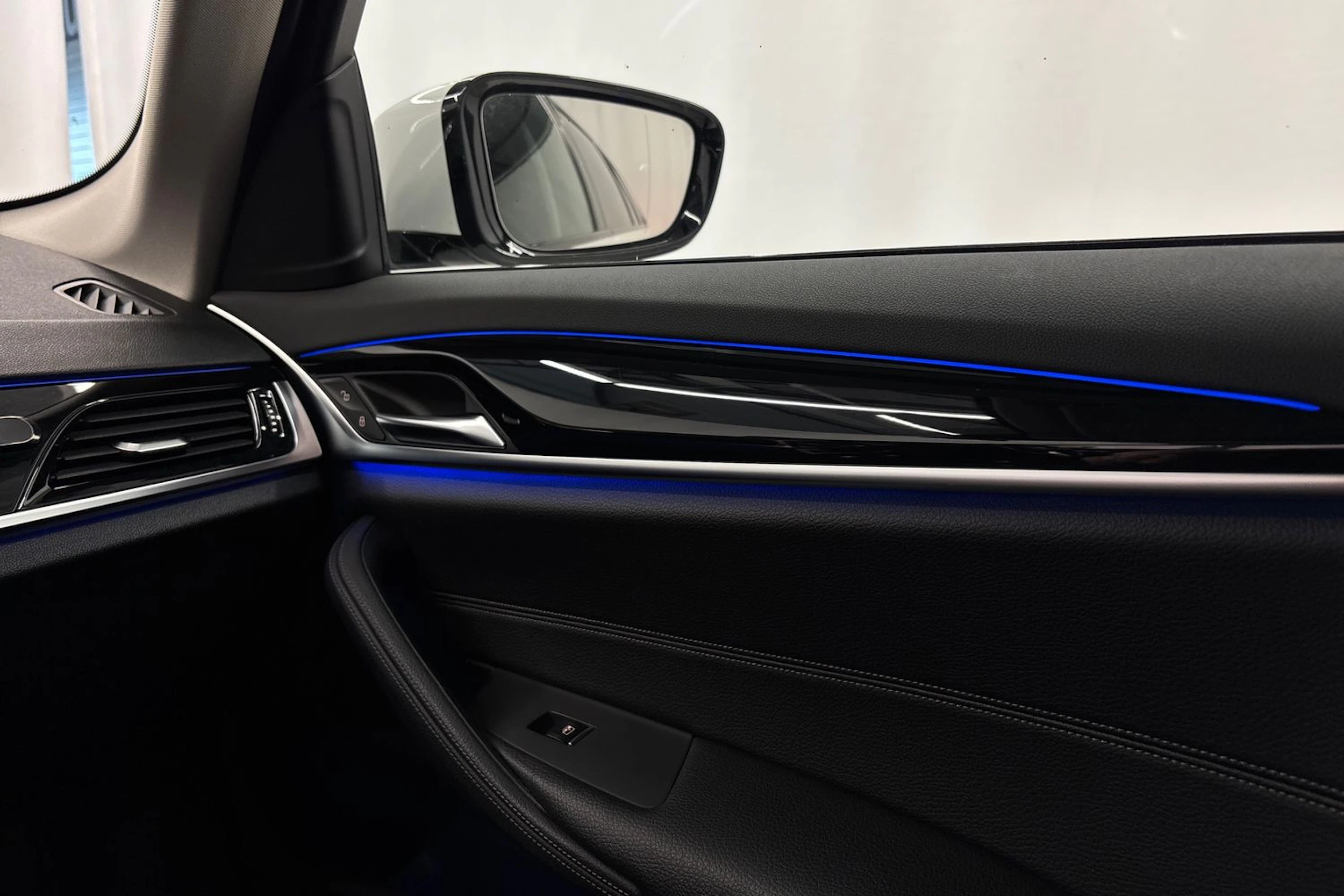 valkoinen BMW 520 2018 kuva 25.