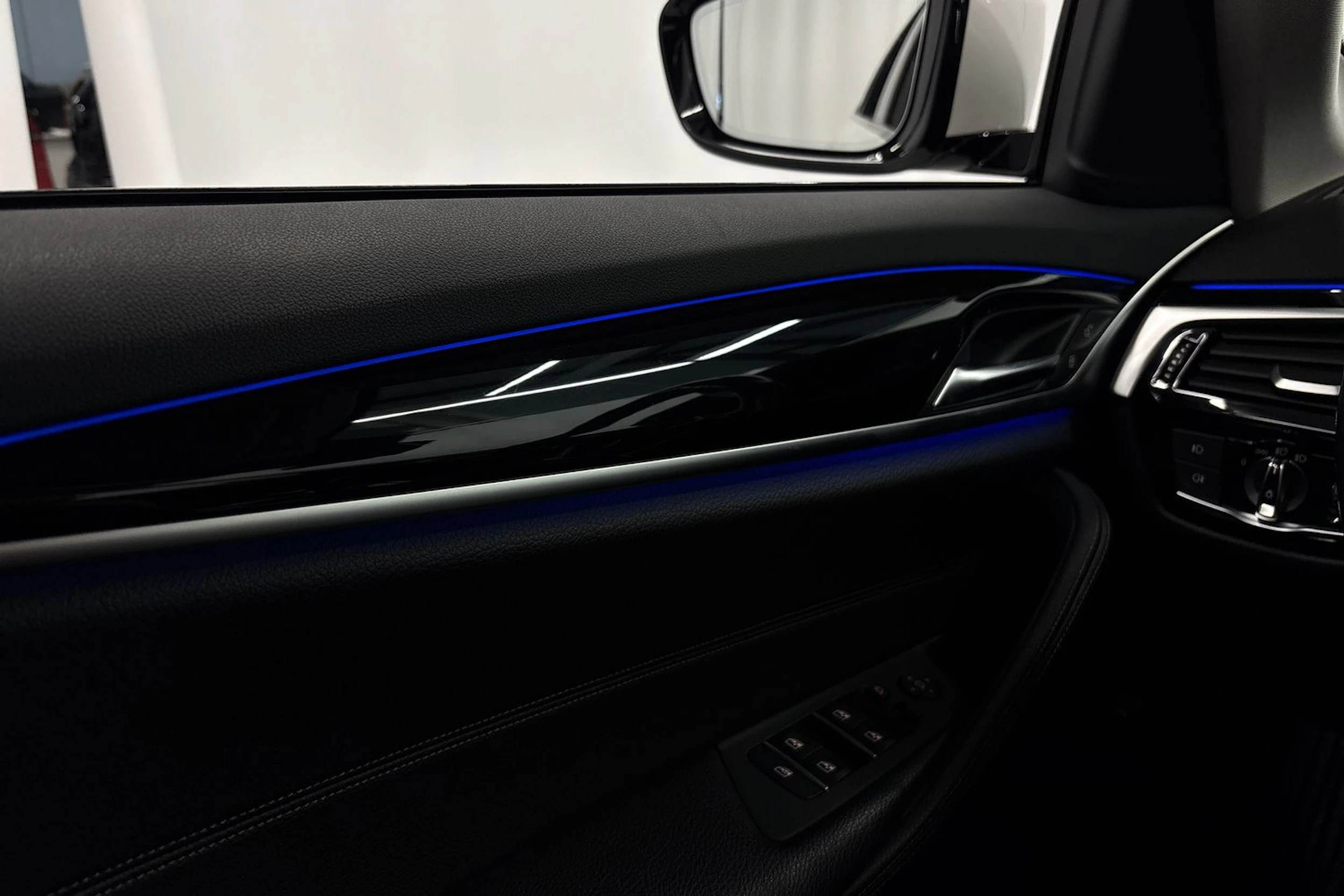 valkoinen BMW 520 2018 kuva 26.
