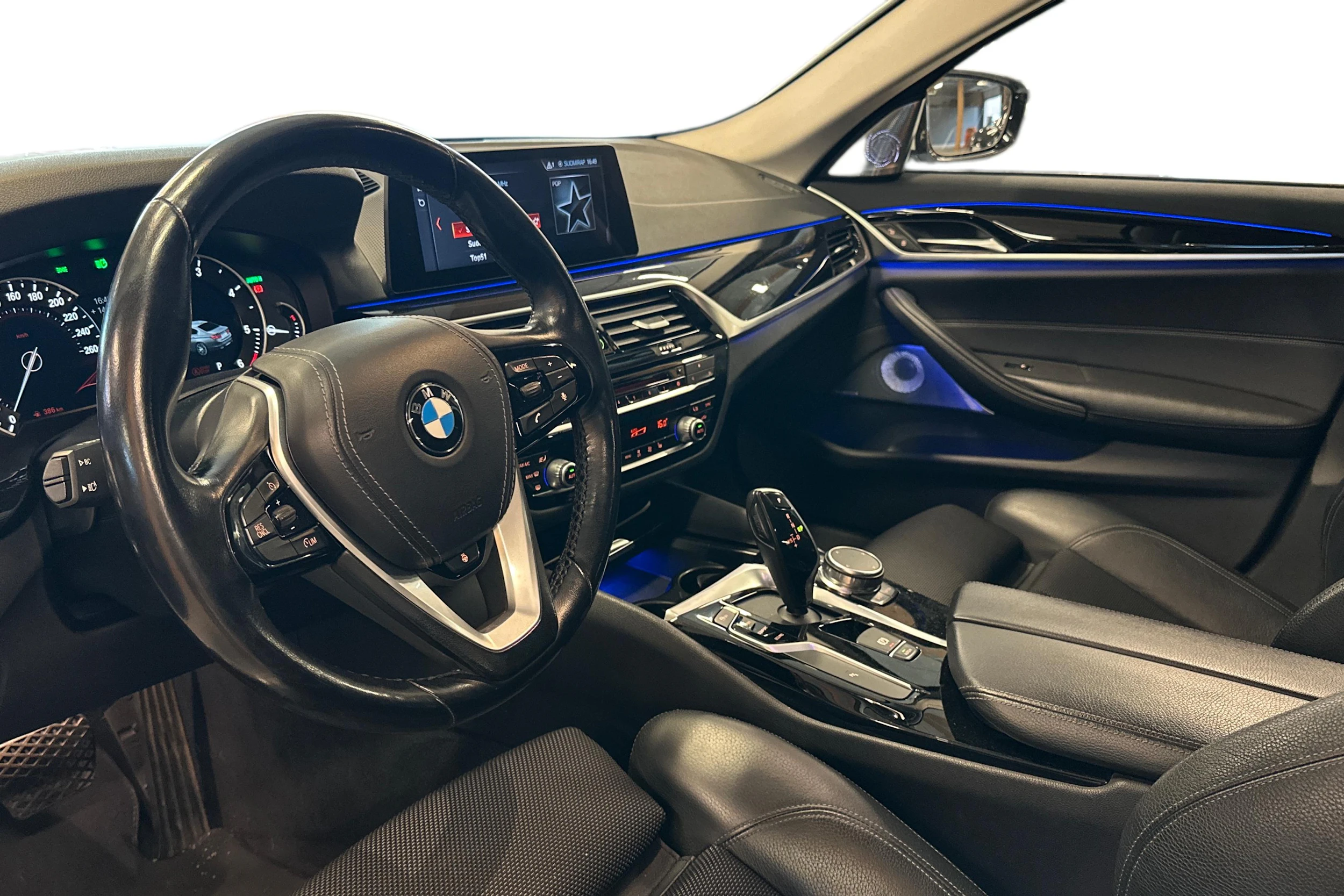valkoinen BMW 520 2018 kuva 3.