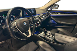 valkoinen BMW 520 2018 kuva 3.