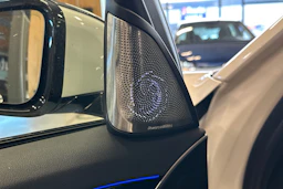valkoinen BMW 520 2018 kuva 4.