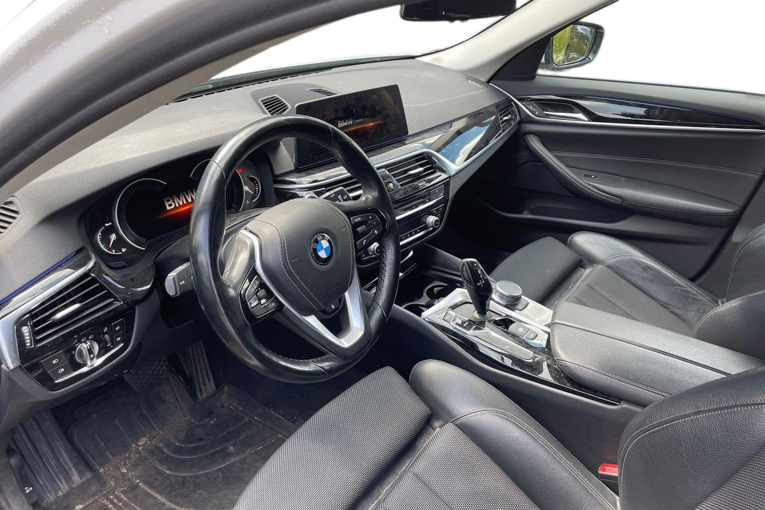valkoinen BMW 520 2018 kuva 3.
