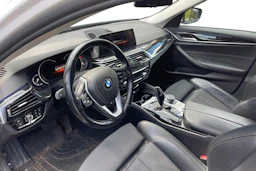 valkoinen BMW 520 2018 kuva 3.