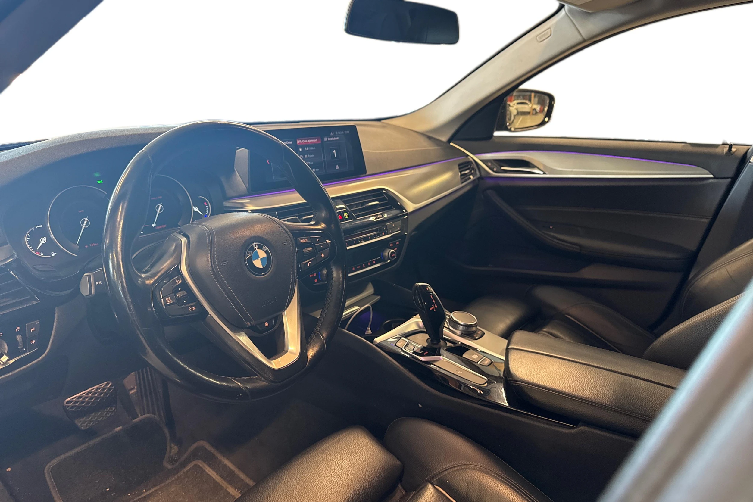 musta BMW 520 2019 kuva 3.