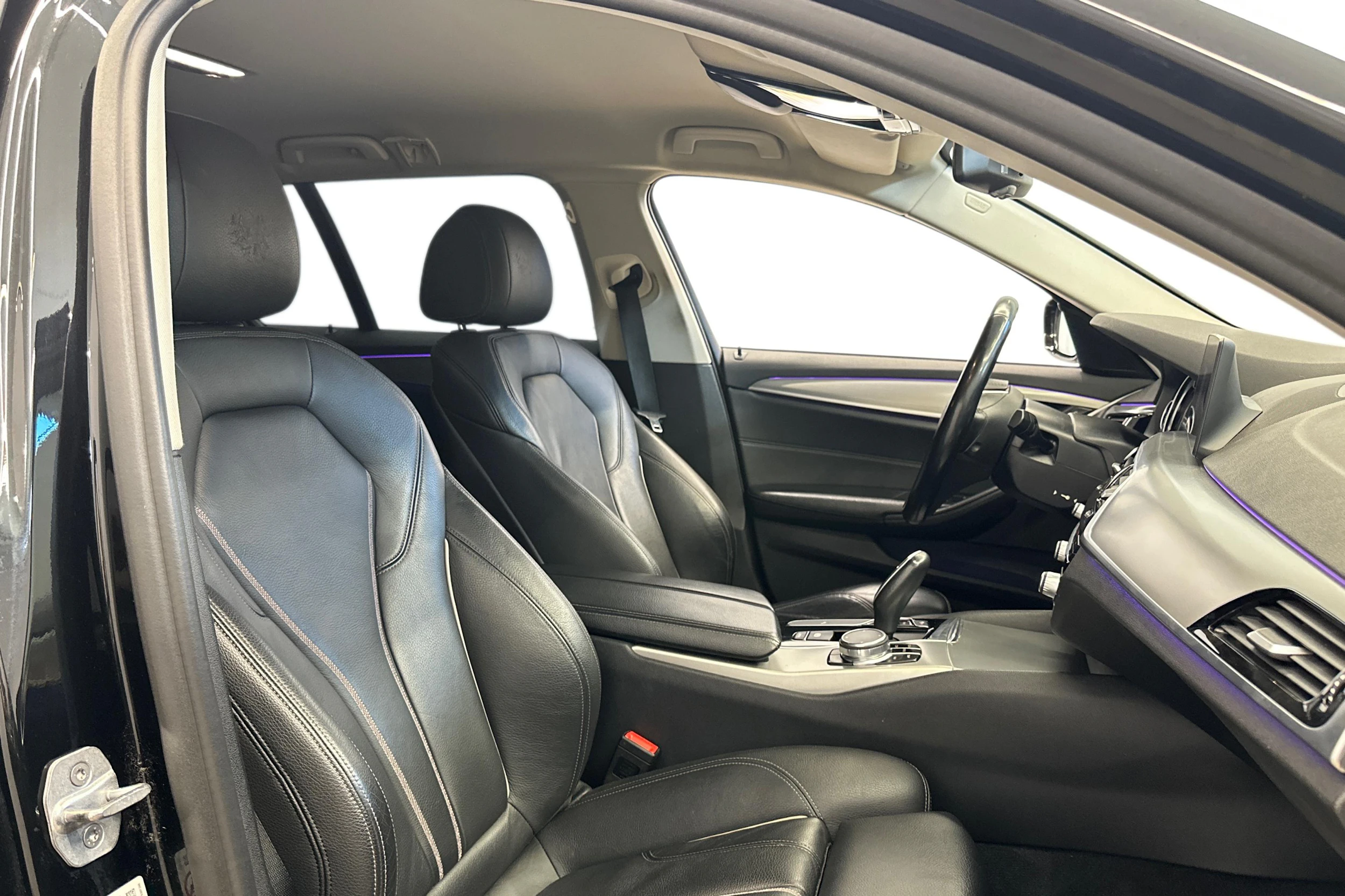 musta BMW 520 2019 kuva 7.