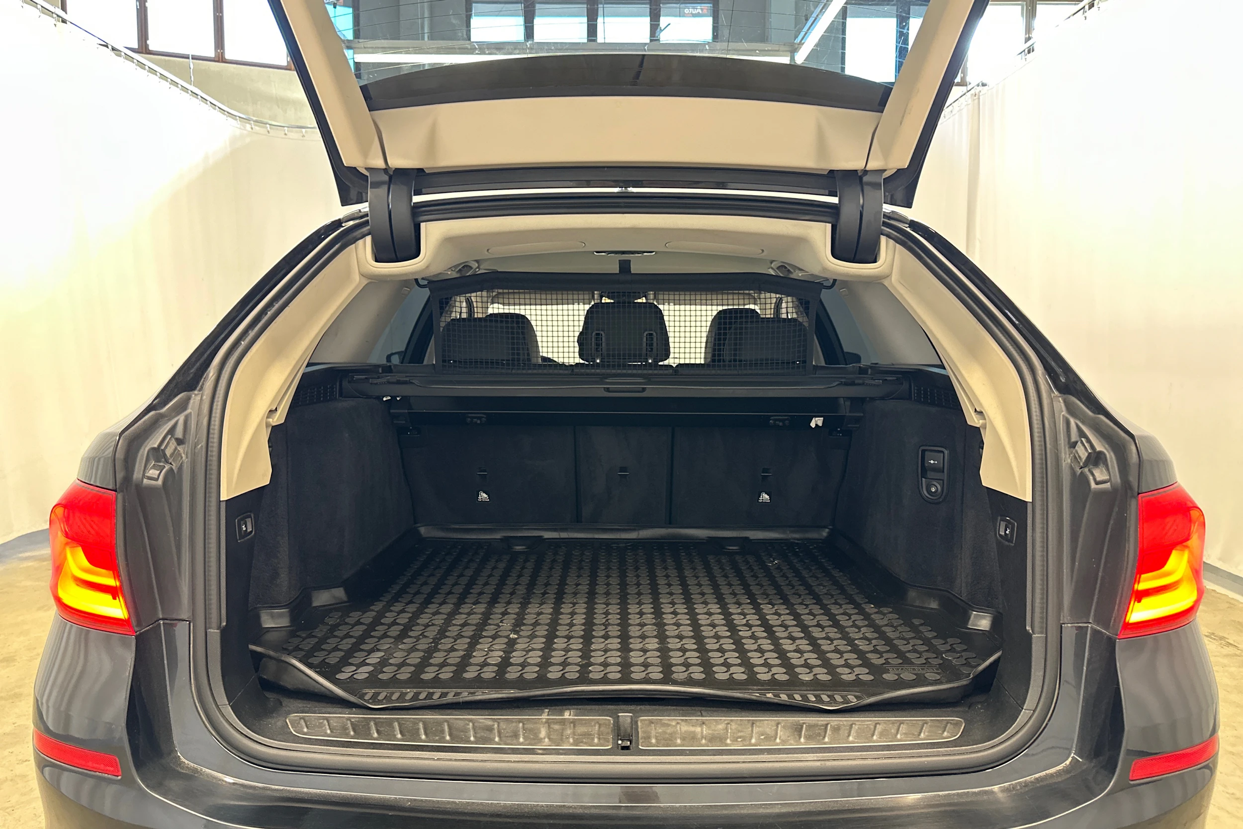 musta BMW 520 2019 kuva 24.
