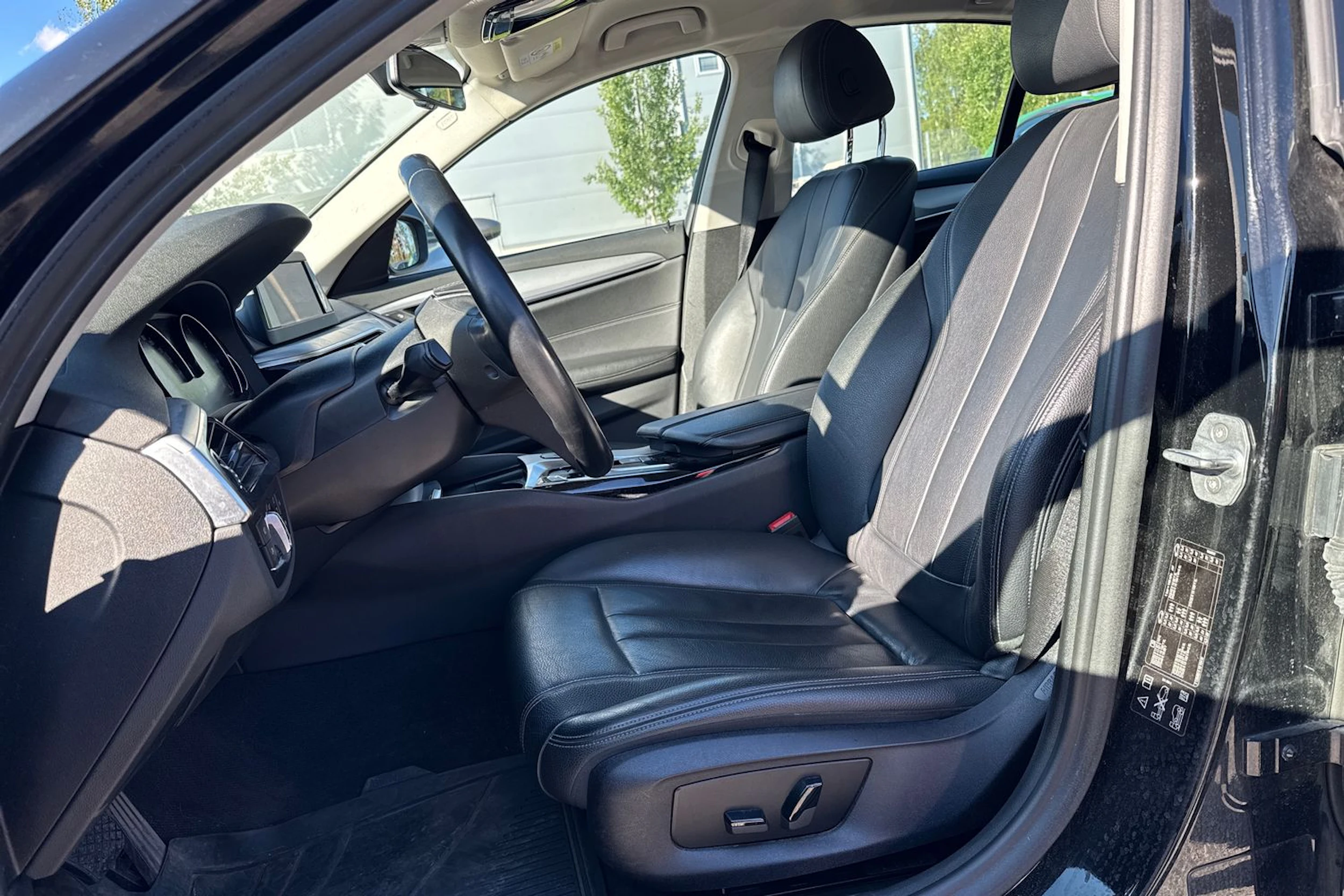 musta BMW 520 2019 kuva 4.