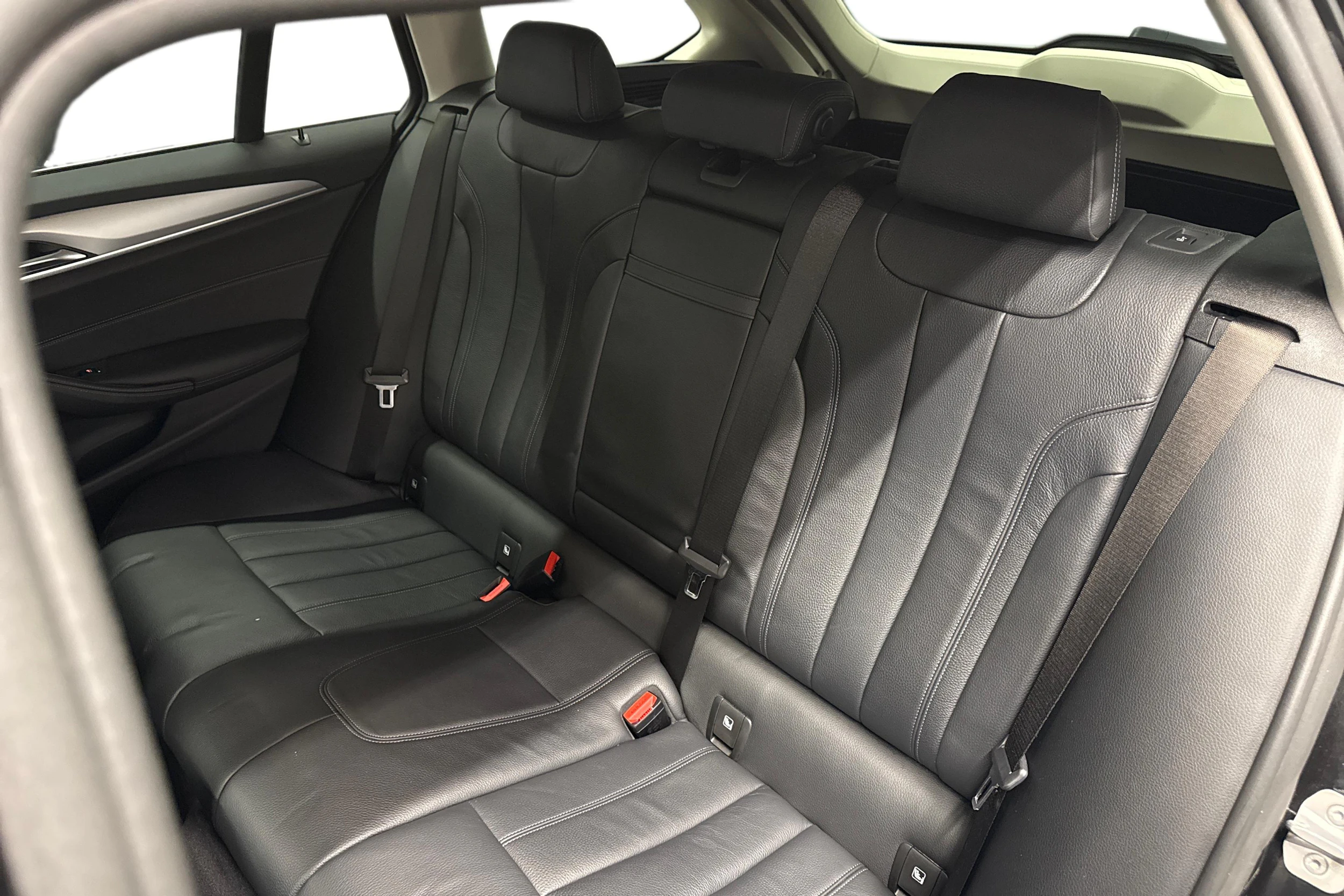 Musta BMW 520 2019 kuva 8.