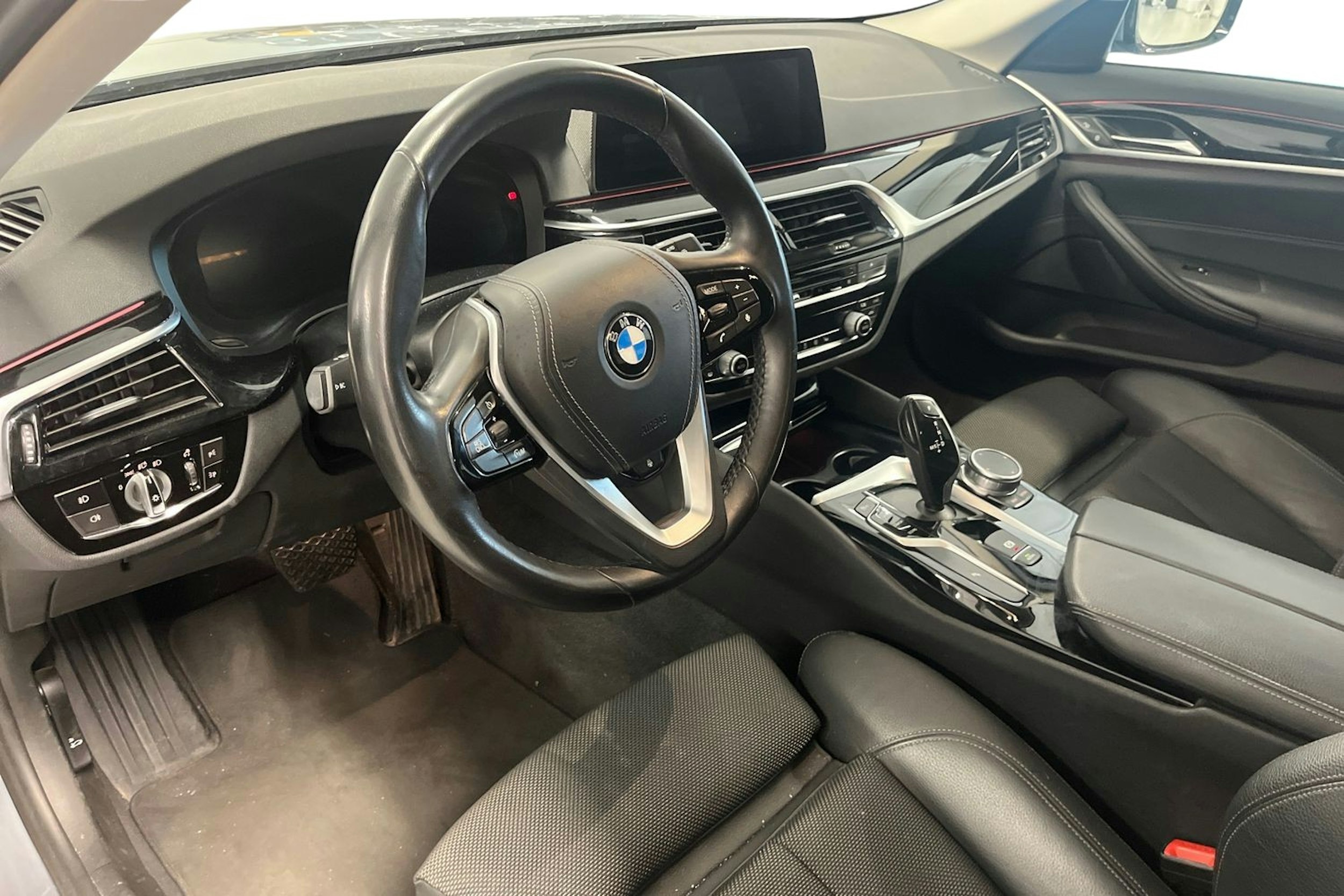 harmaa BMW 520 2019 kuva 3.