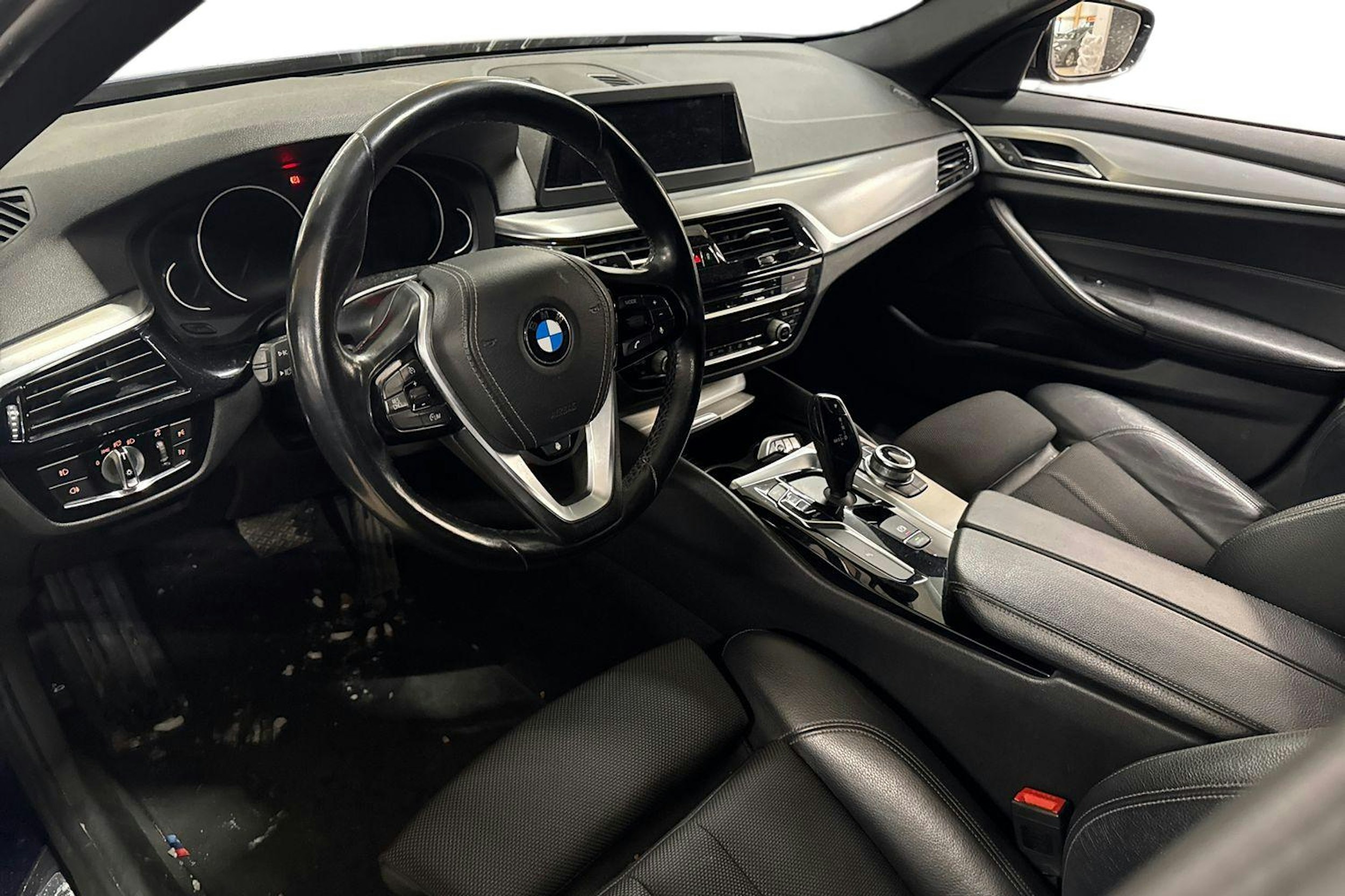 sininen BMW 520 2019 kuva 3.