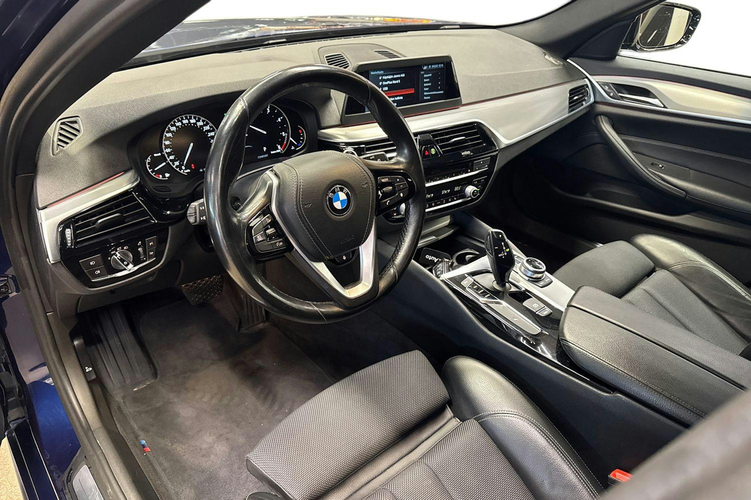 sininen BMW 520 2019 kuva 7.