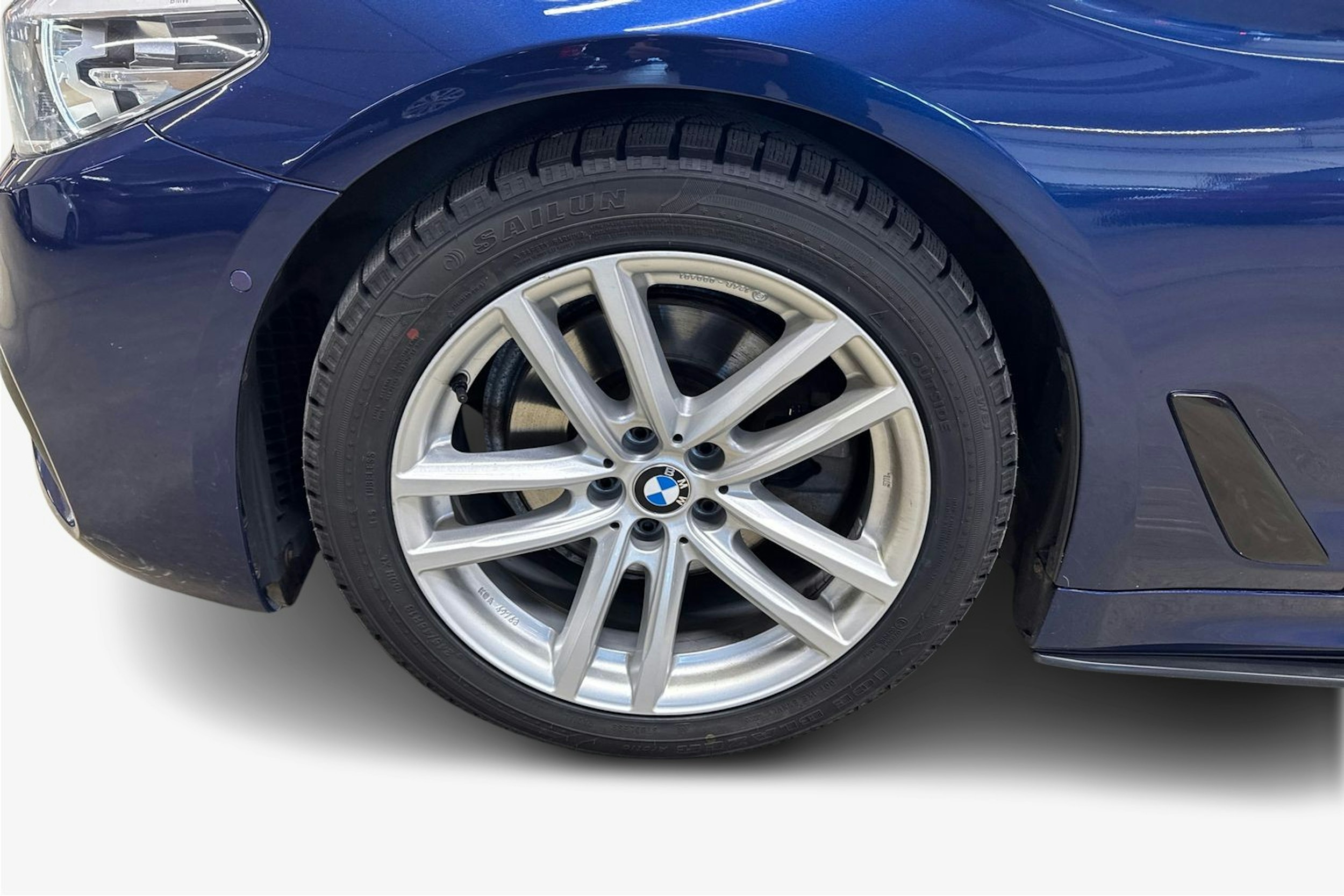 sininen BMW 520 2019 kuva 11.