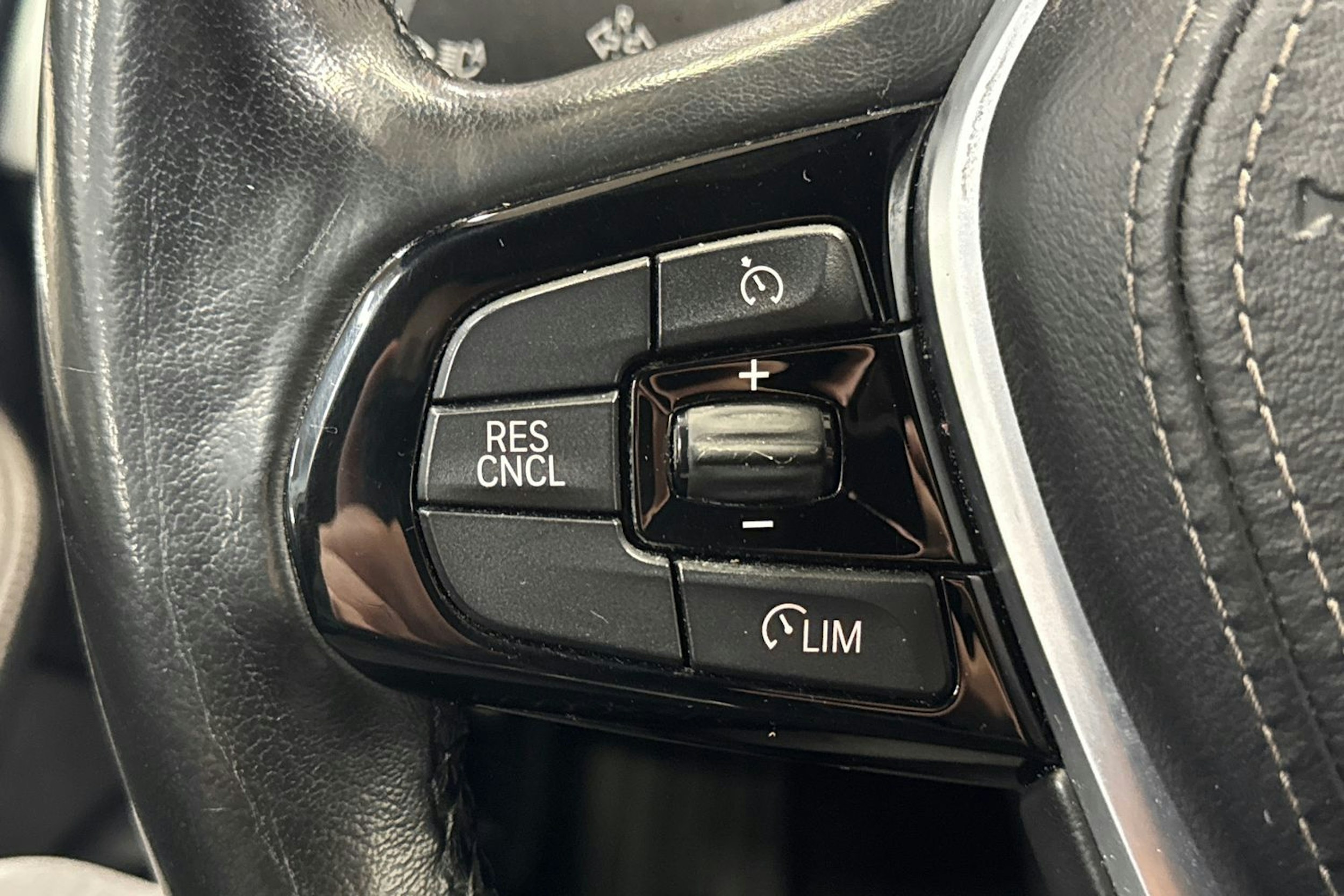 sininen BMW 520 2019 kuva 17.