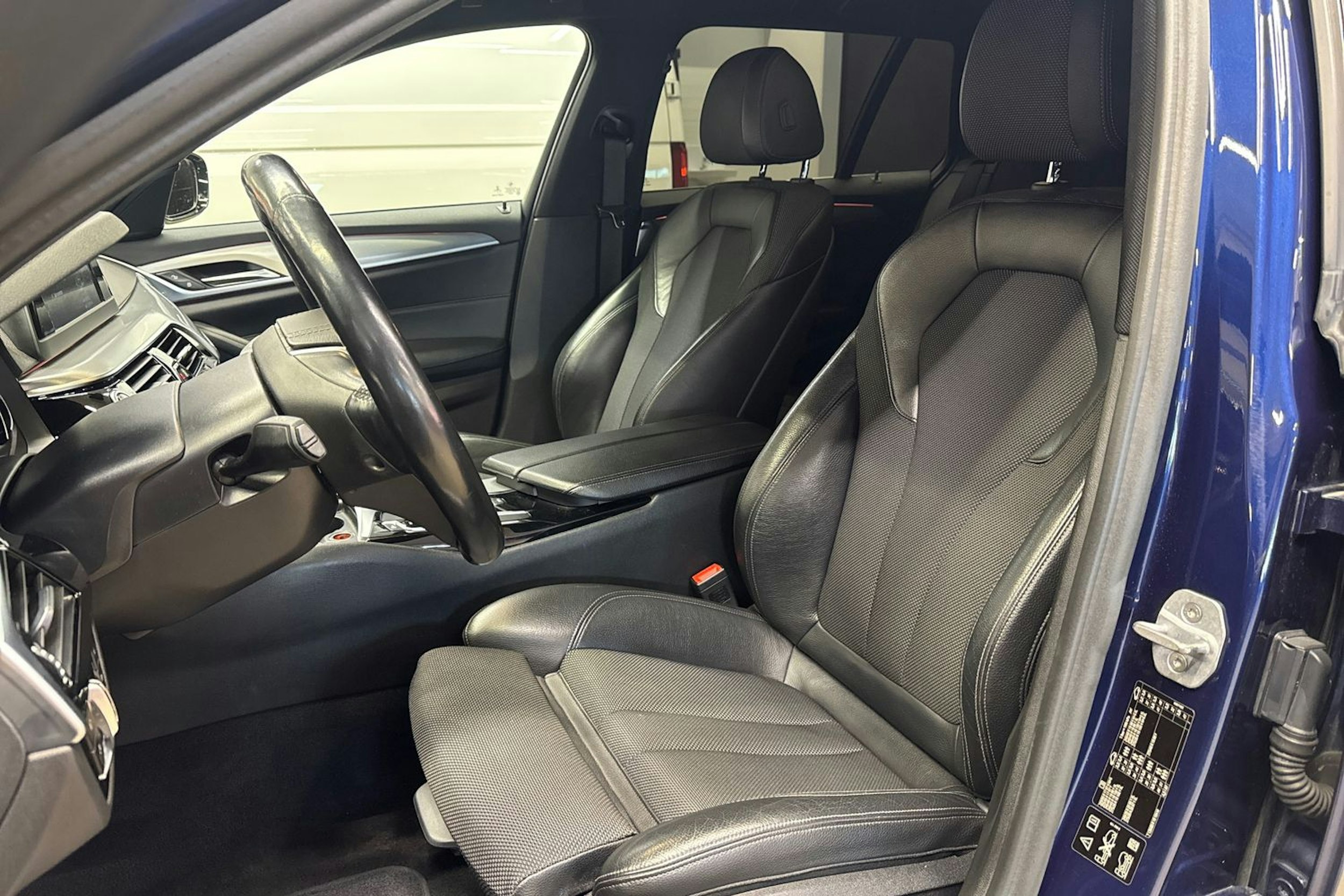 sininen BMW 520 2019 kuva 25.