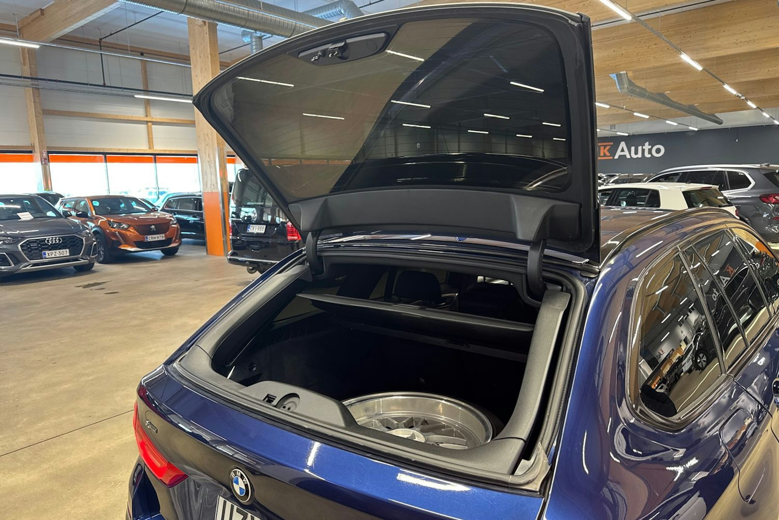 sininen BMW 520 2019 kuva 31.