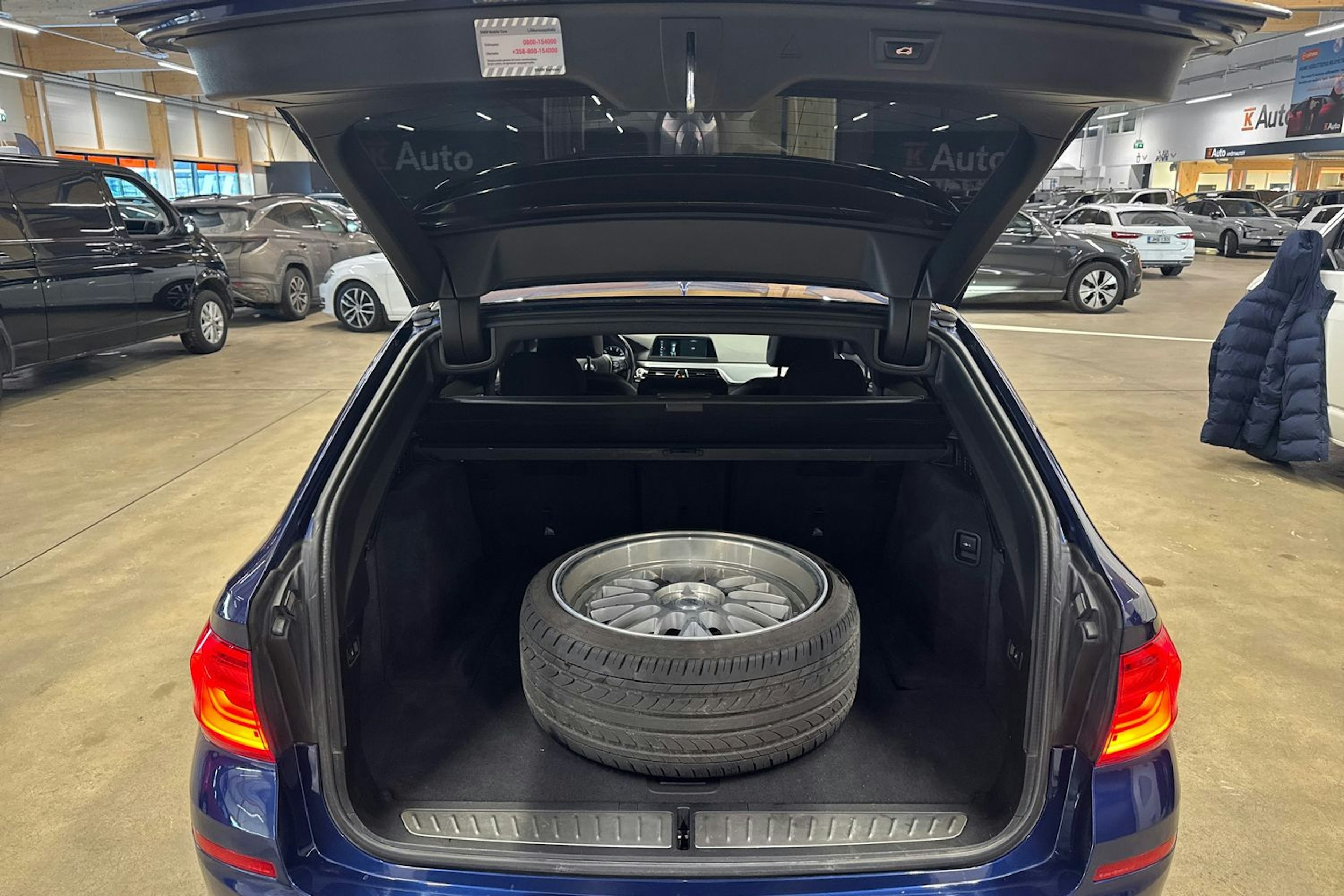 sininen BMW 520 2019 kuva 32.