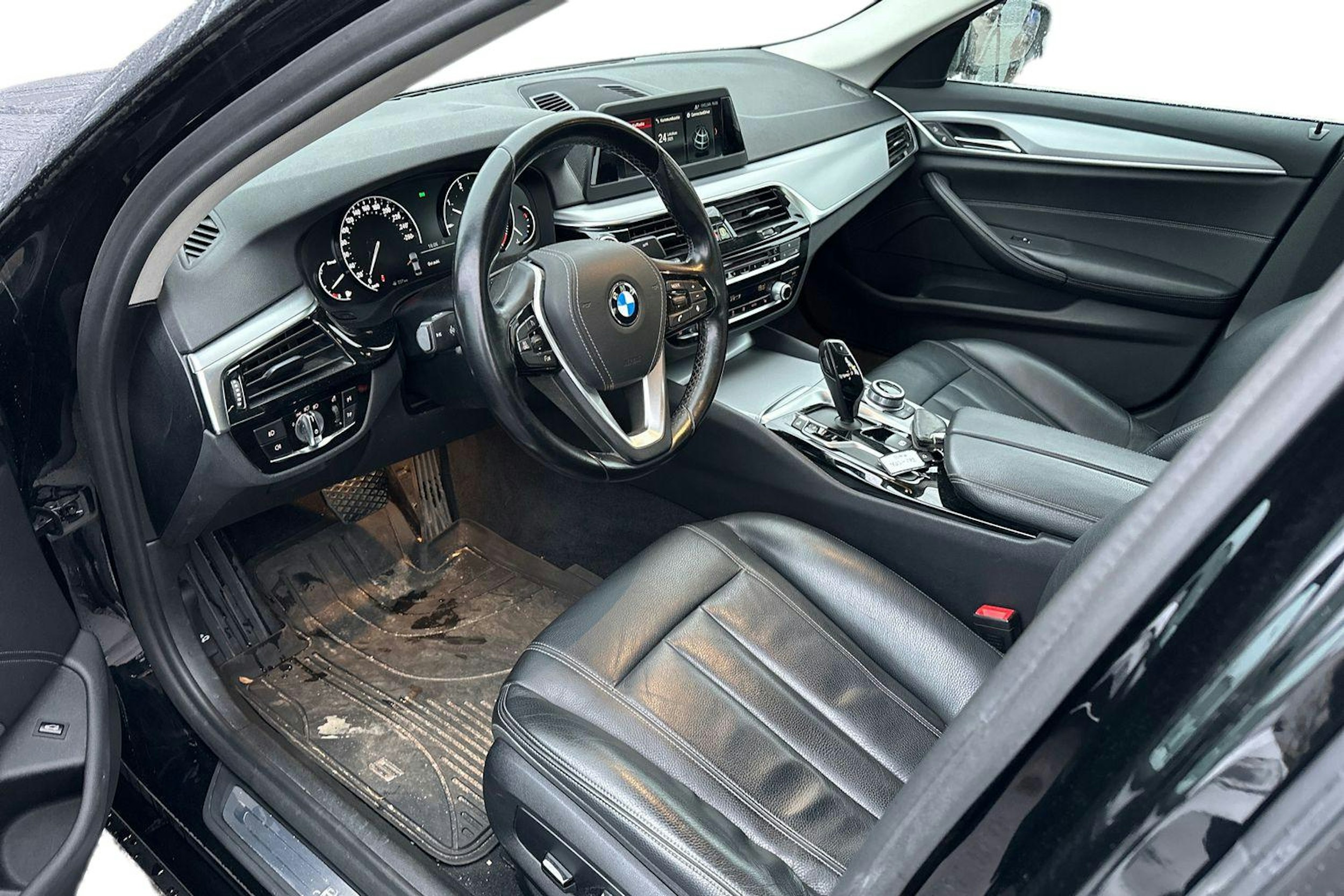 Musta BMW 520 2019 kuva 3.