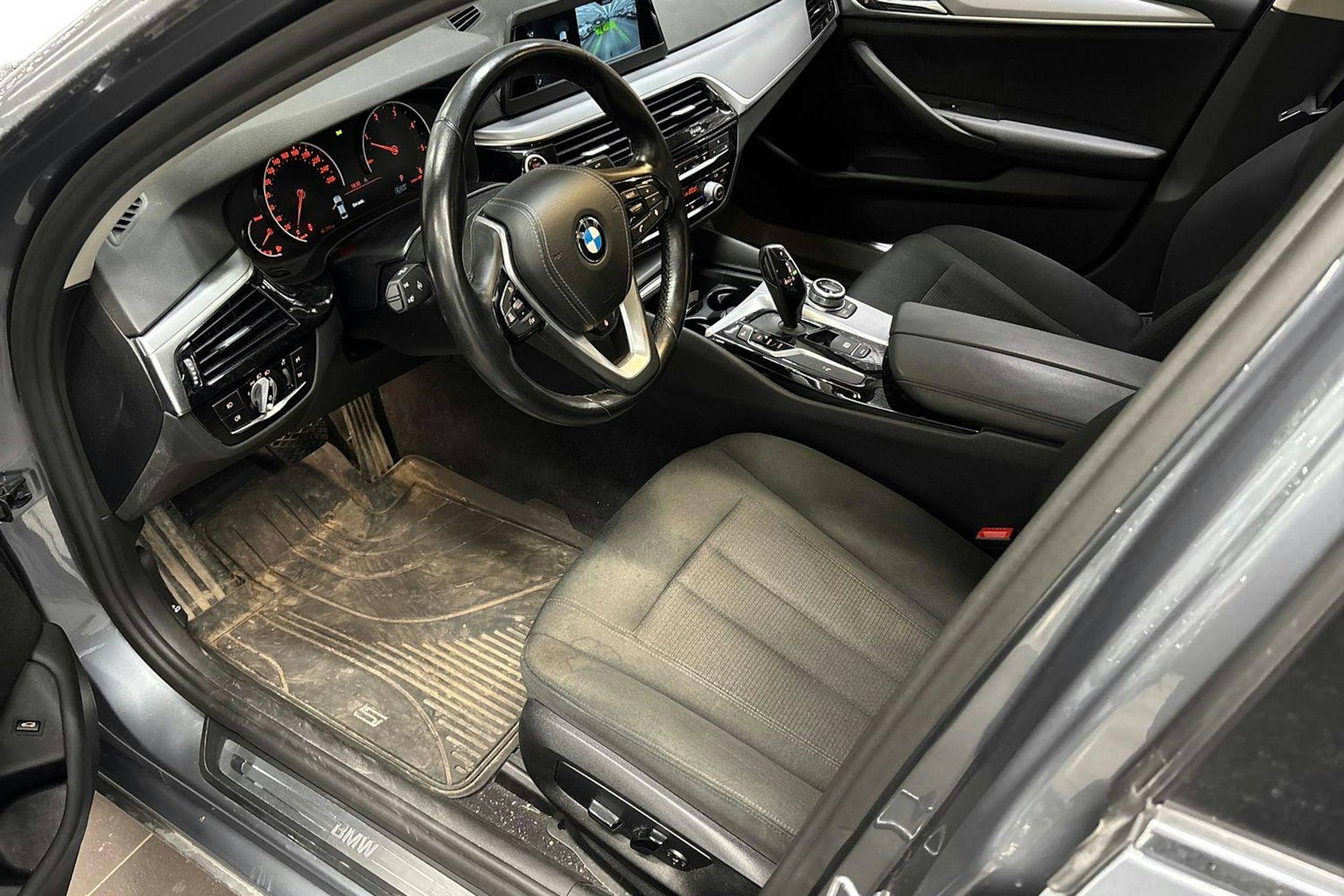 Harmaa BMW 520 2019 kuva 3.