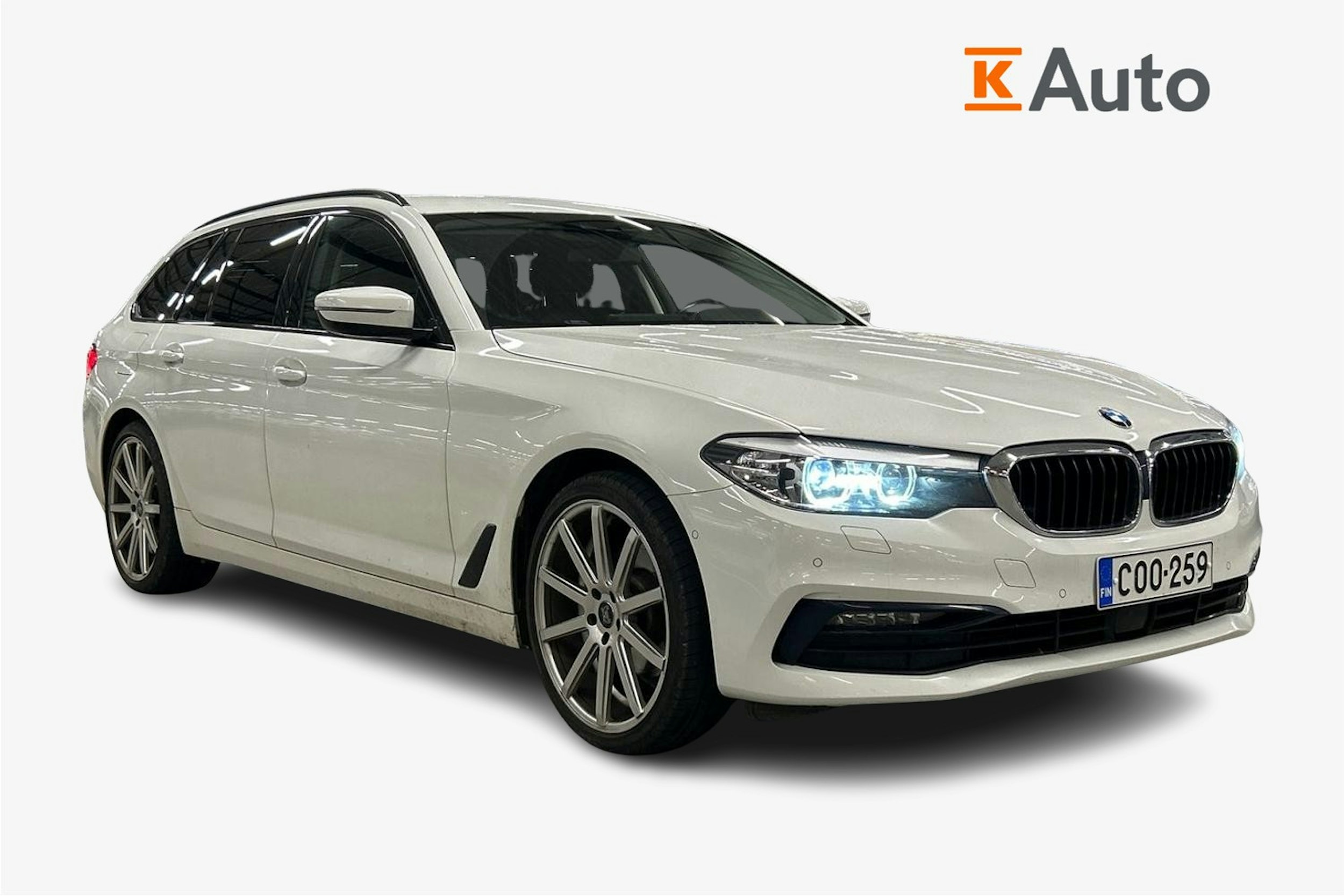 valkoinen BMW 520 2020 kuva 1.
