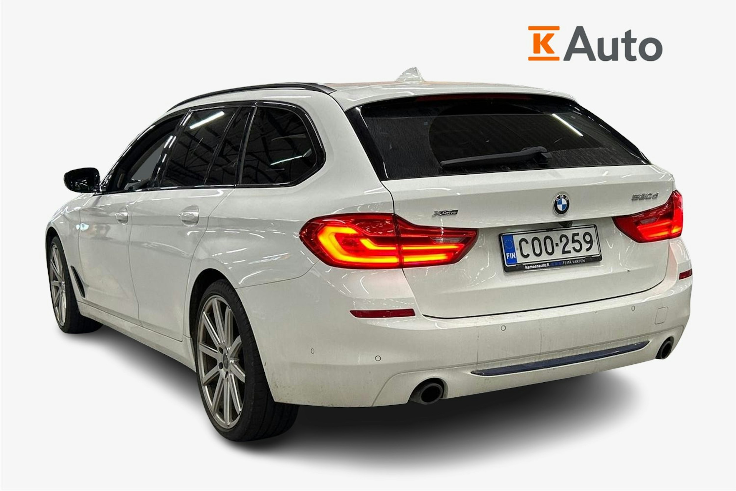 valkoinen BMW 520 2020 kuva 2.