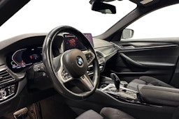 musta BMW 520 2020 kuva 3.