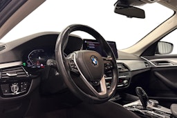 musta BMW 520 2020 kuva 7.