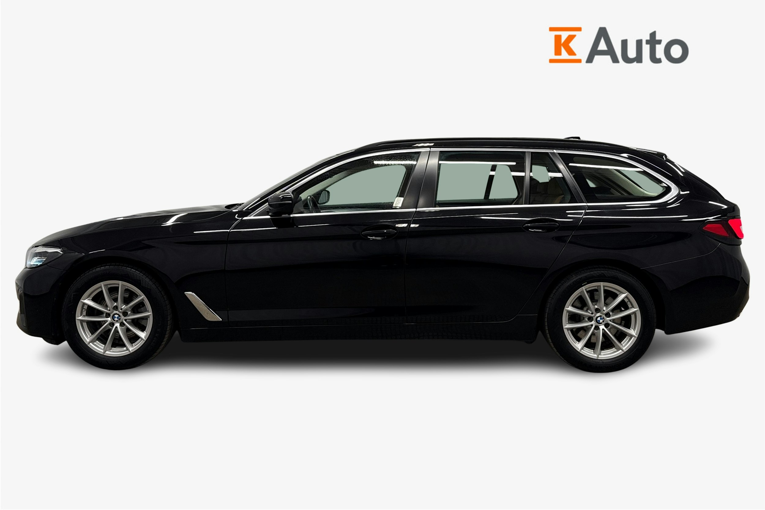 musta BMW 520 2021 kuva 6.