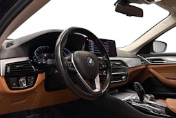 musta BMW 520 2021 kuva 7.