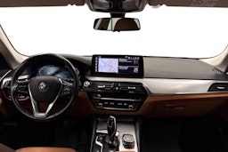 musta BMW 520 2021 kuva 9.