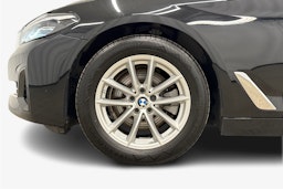 musta BMW 520 2021 kuva 11.
