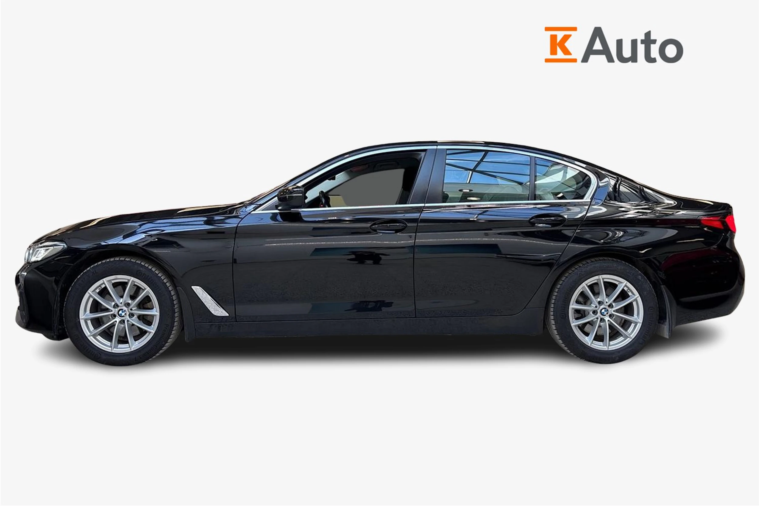 Musta BMW 520 2022 kuva 5.