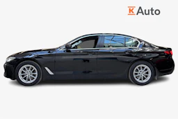 Musta BMW 520 2022 kuva 5.