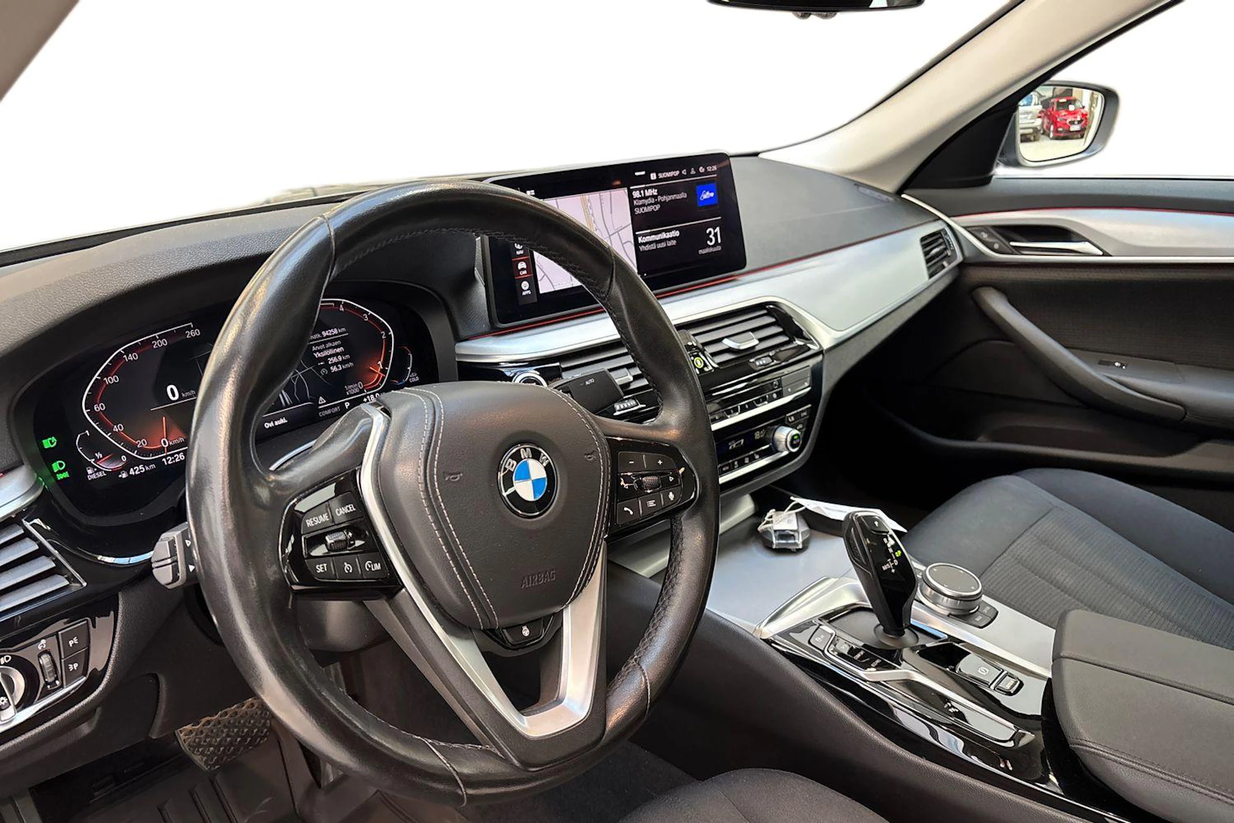 Musta BMW 520 2022 kuva 6.