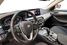 Musta BMW 520 2022 kuva 6.