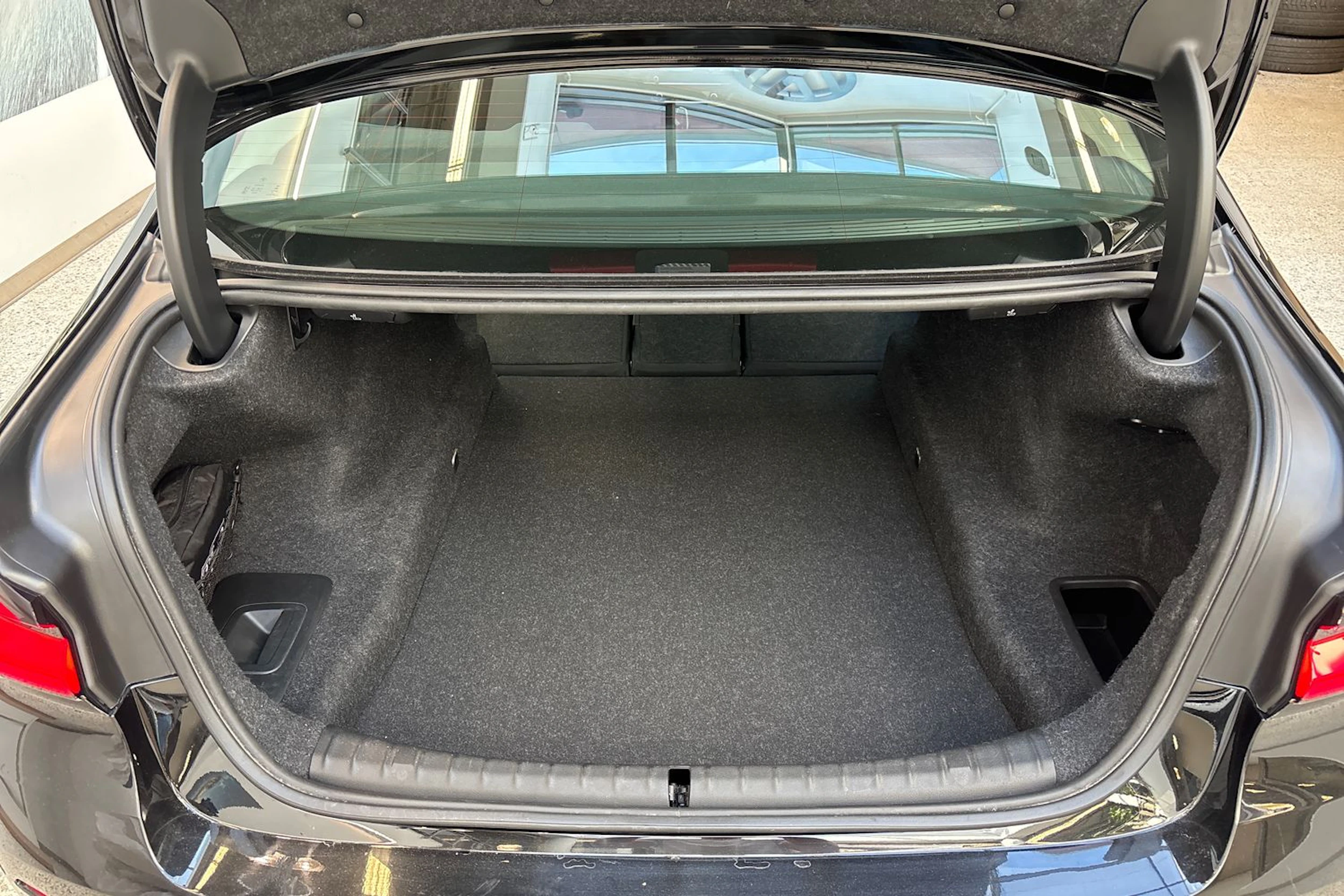 Musta BMW 520 2022 kuva 12.