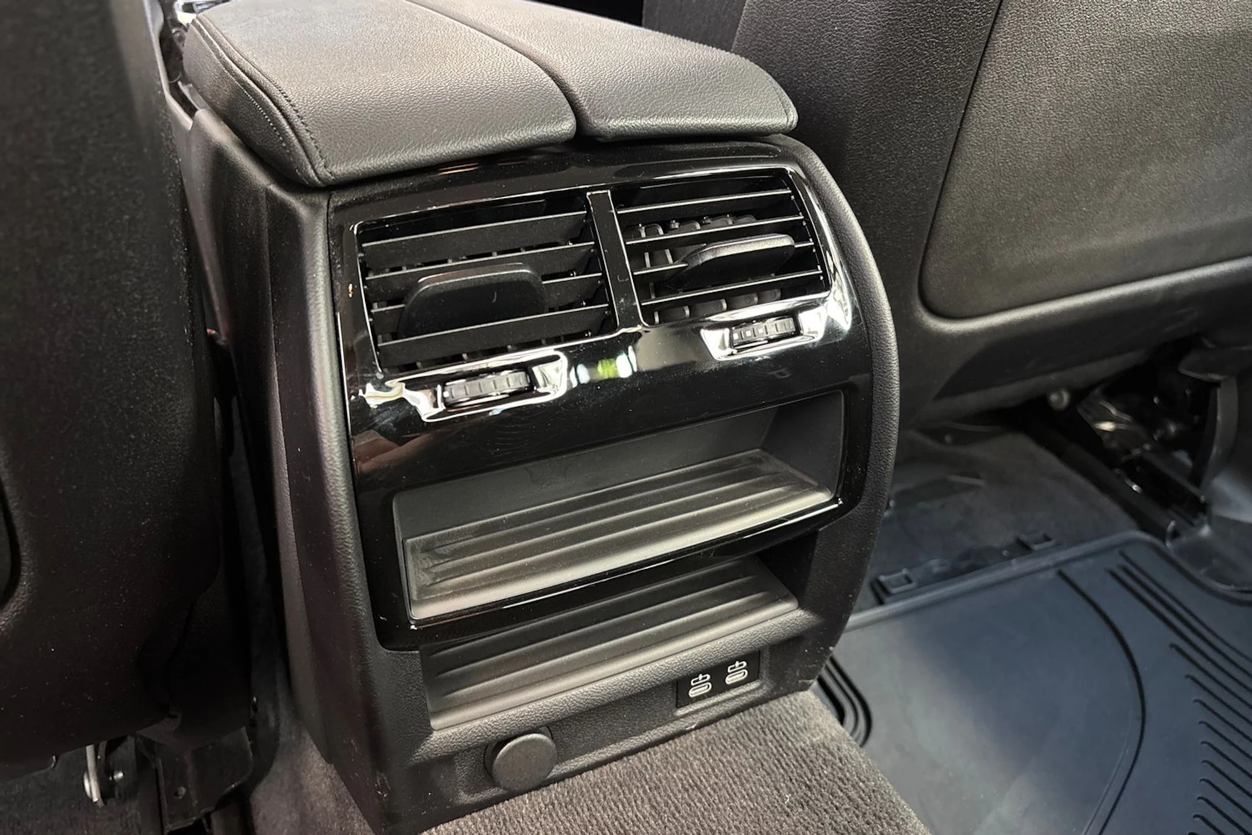 Musta BMW 520 2022 kuva 13.