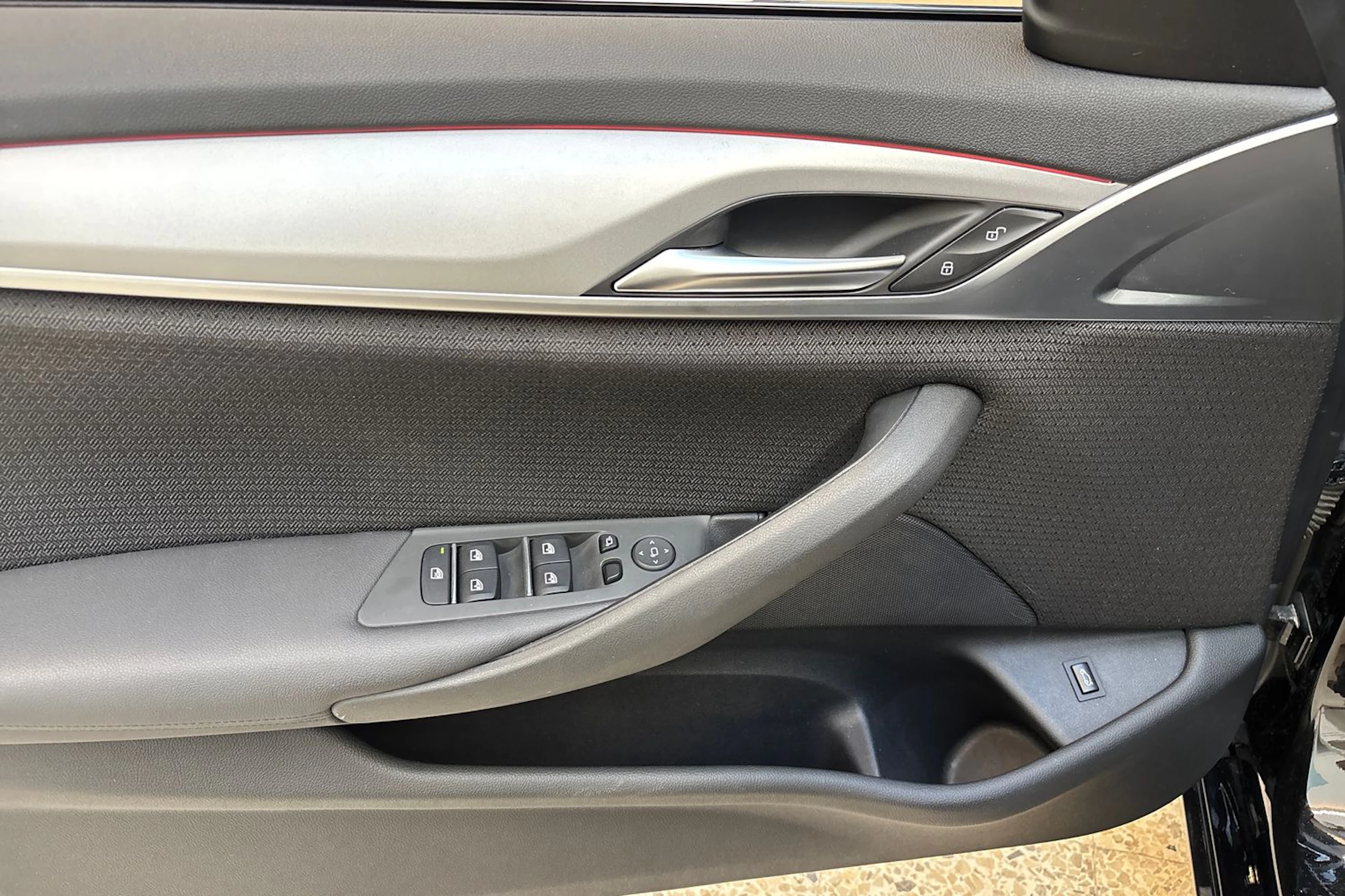 Musta BMW 520 2022 kuva 15.