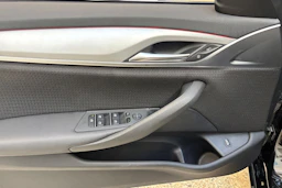 Musta BMW 520 2022 kuva 15.